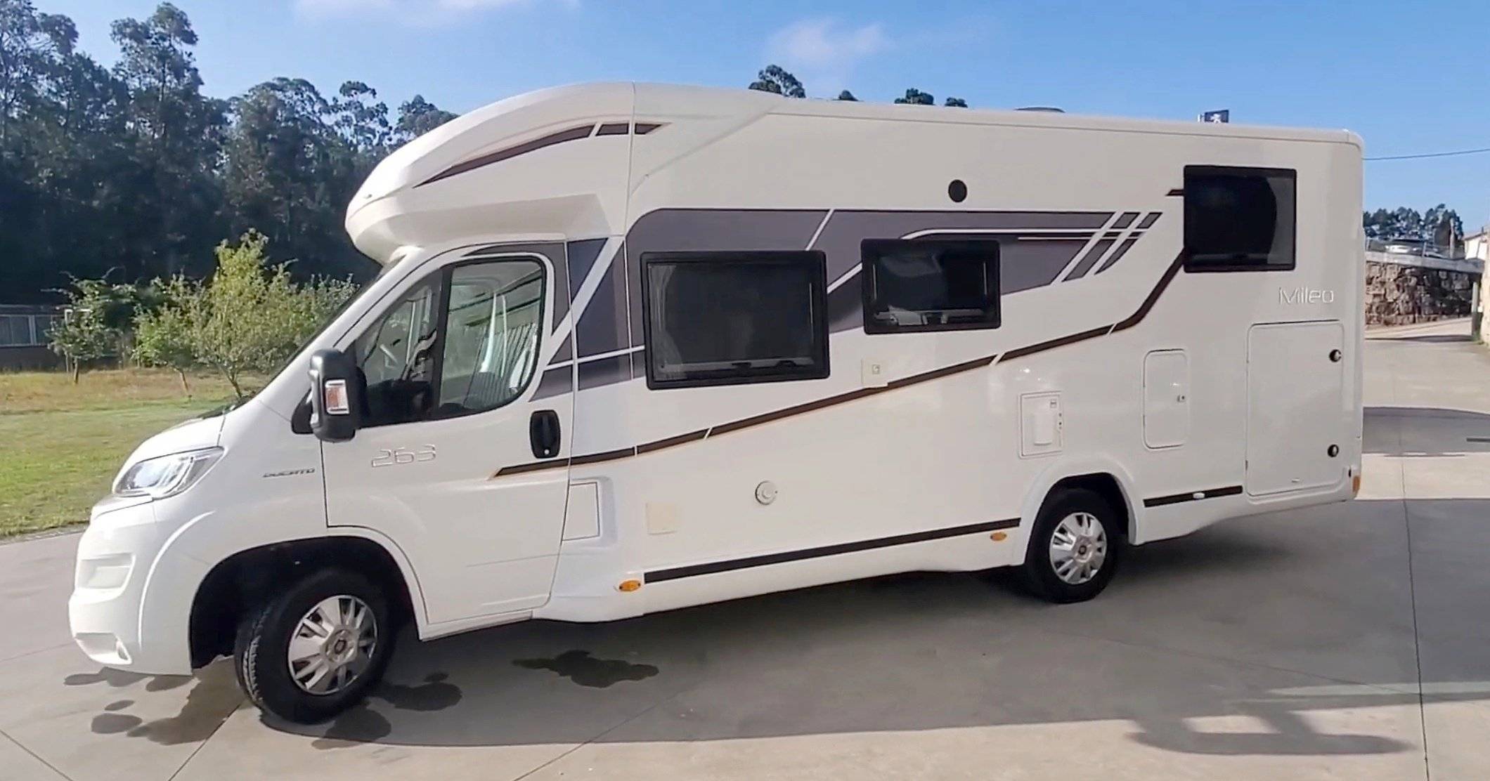 Front view from 3/4 Fiat FIAT DUCATO - Yescapa