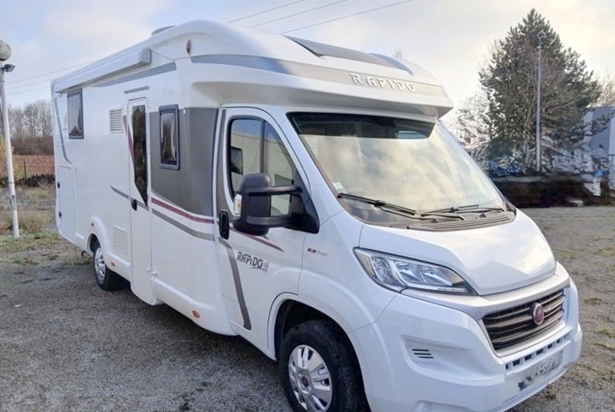 schräge Vorderansicht Fiat DUCATO 2.3 140 CV - Yescapa