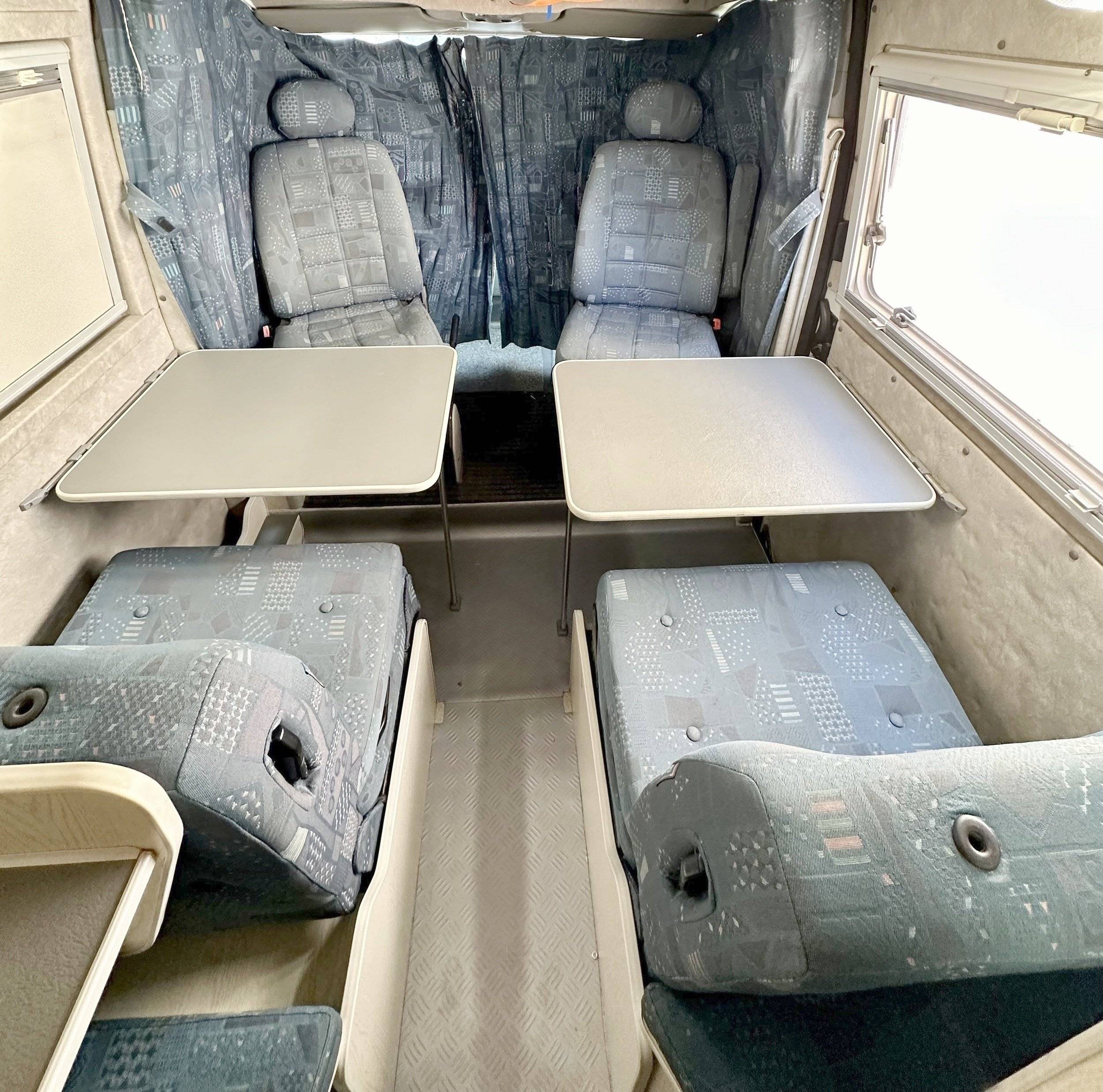 Dining Area Renault Renault master - Yescapa