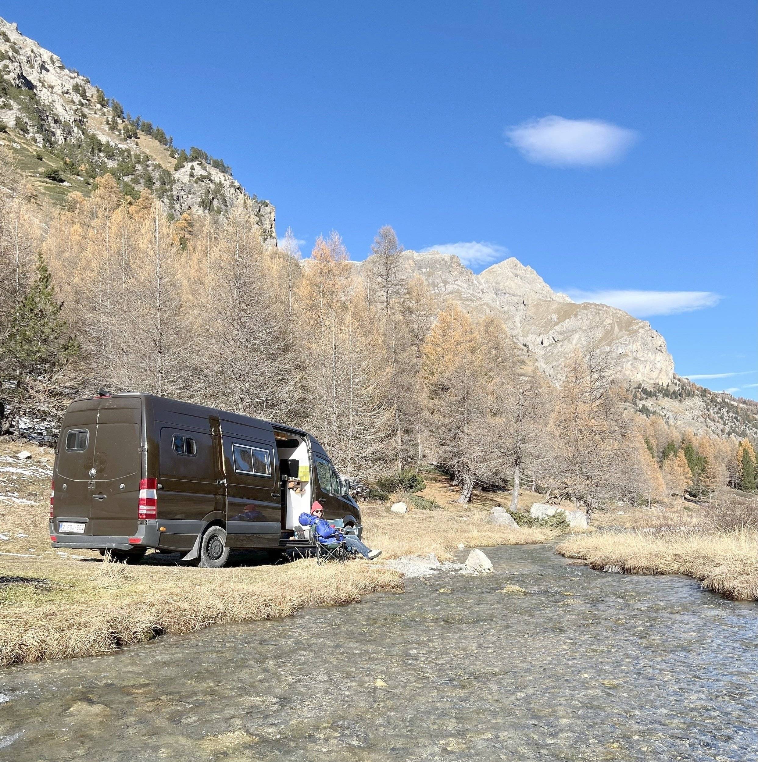 Front view from 3/4 Mercedes Mercedes Sprinter - Yescapa