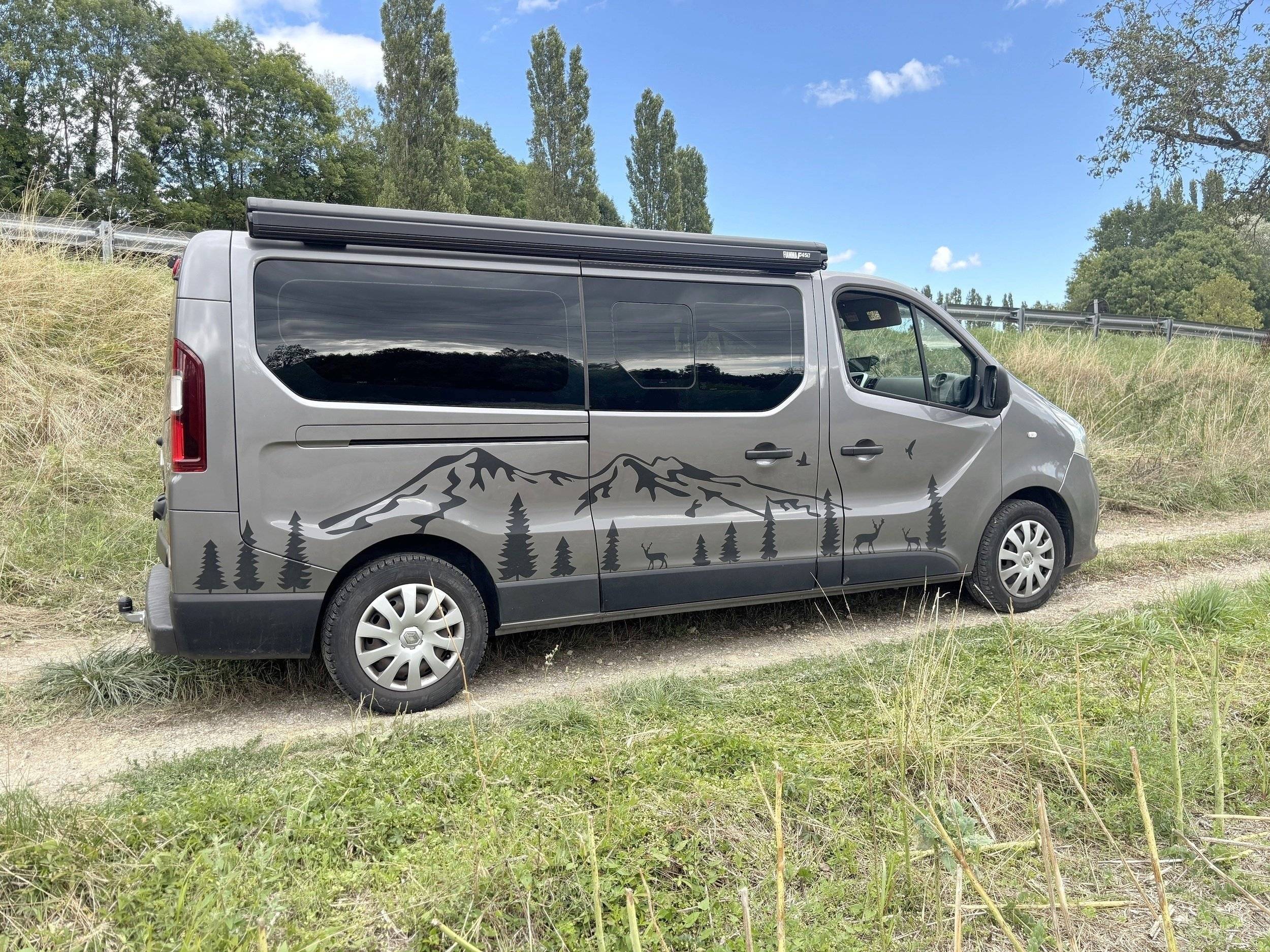 schräge Vorderansicht Renault Trafic III Confort 1,6 l 115 ch - Yescapa