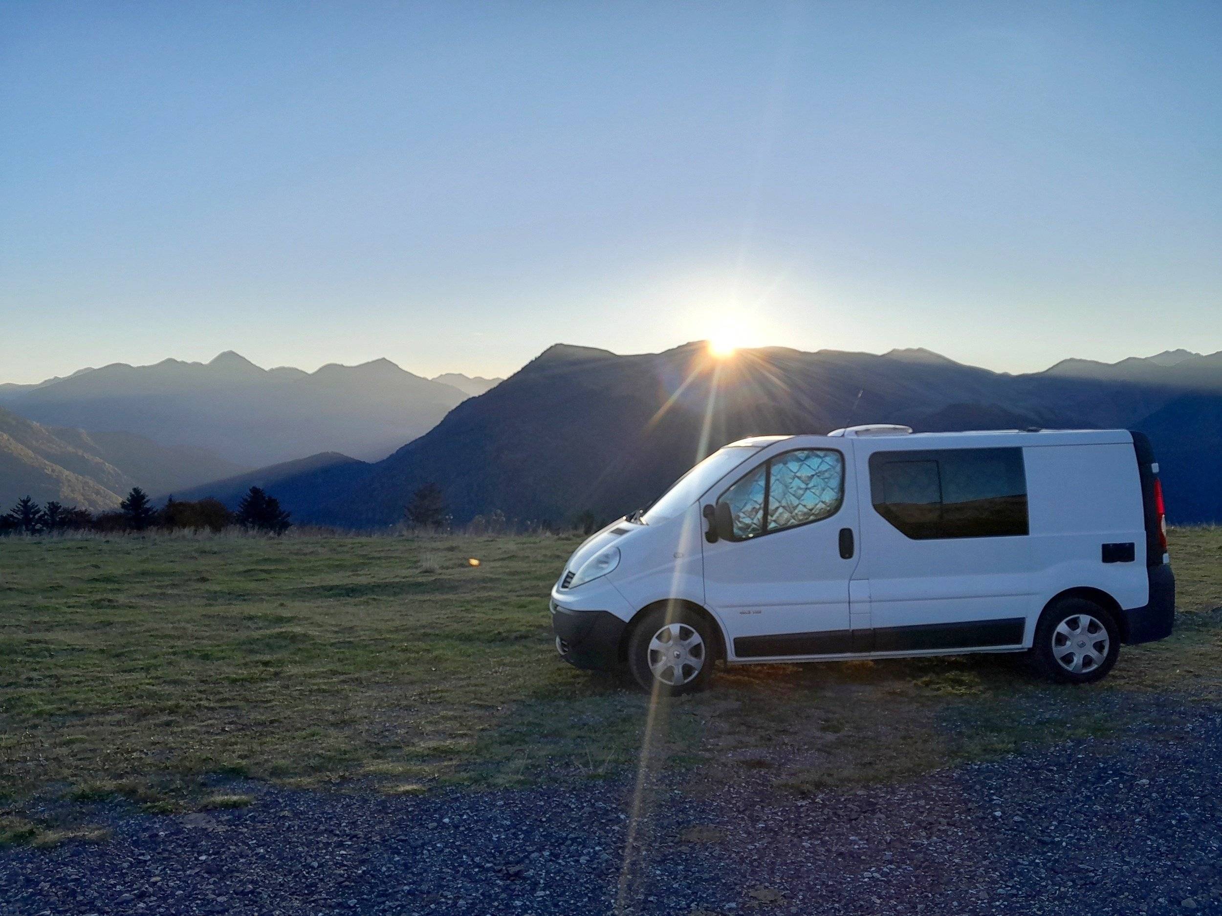Front view from 3/4 Renault Renault trafic - Yescapa
