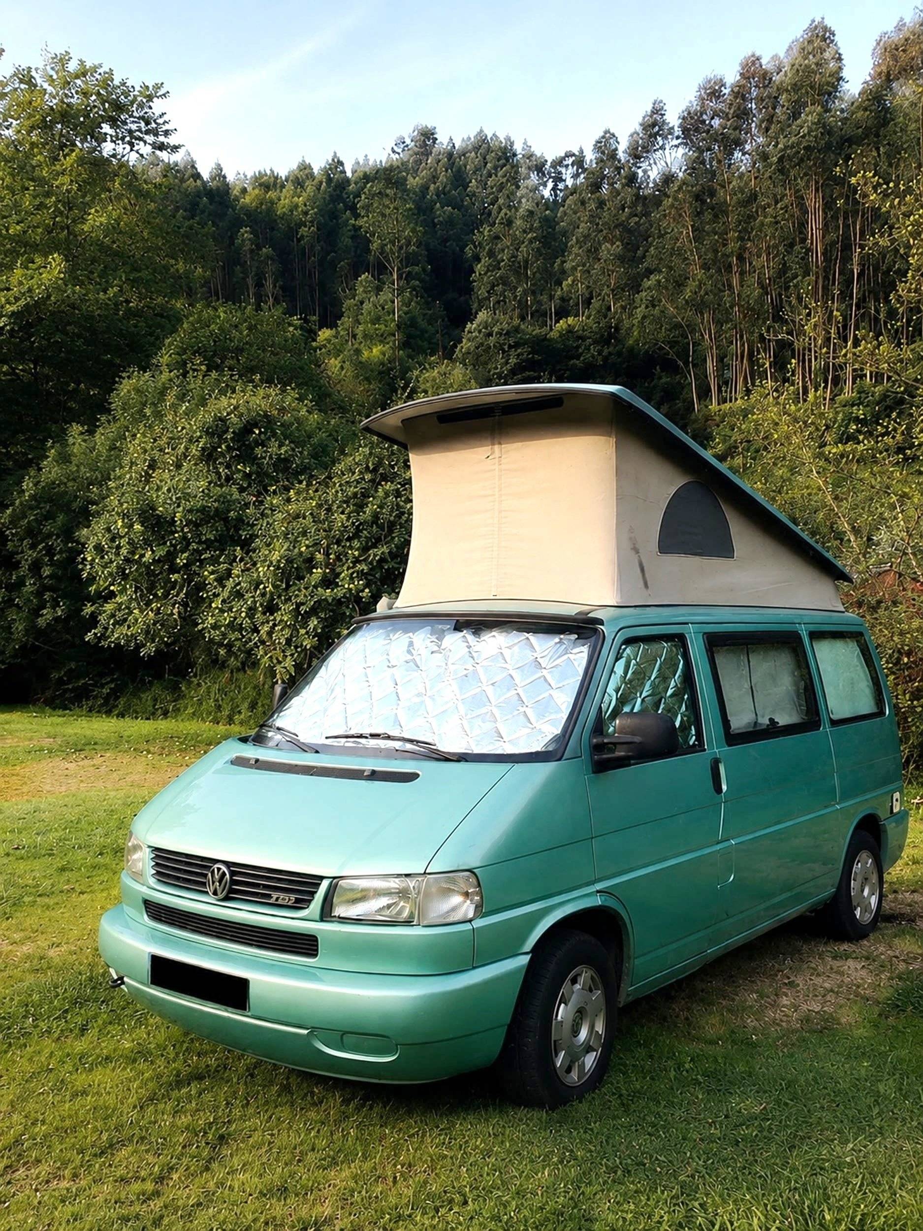 Front view from 3/4 Volkswagen California - Yescapa