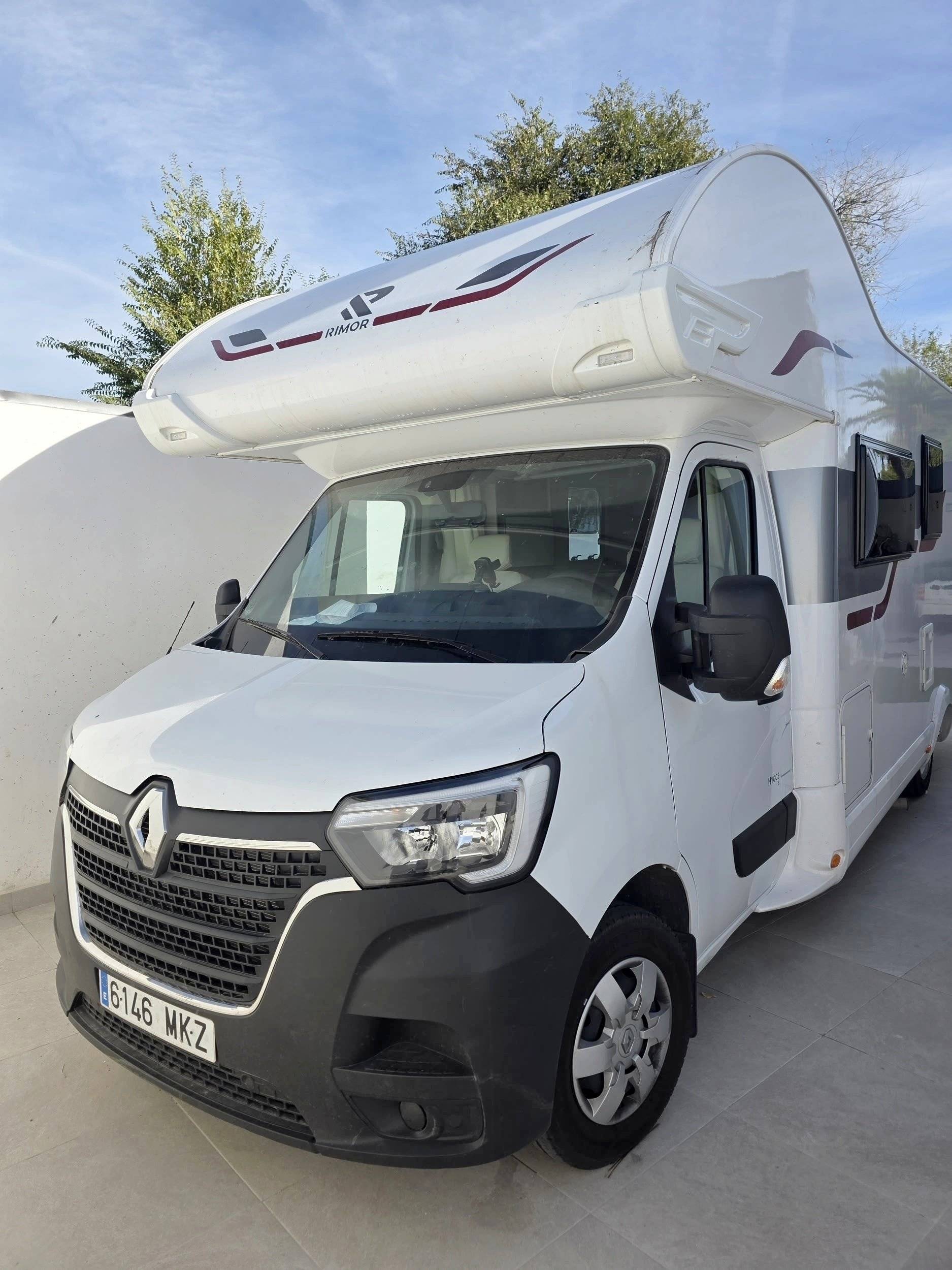 schräge Vorderansicht Renault Hygge 5 - Yescapa