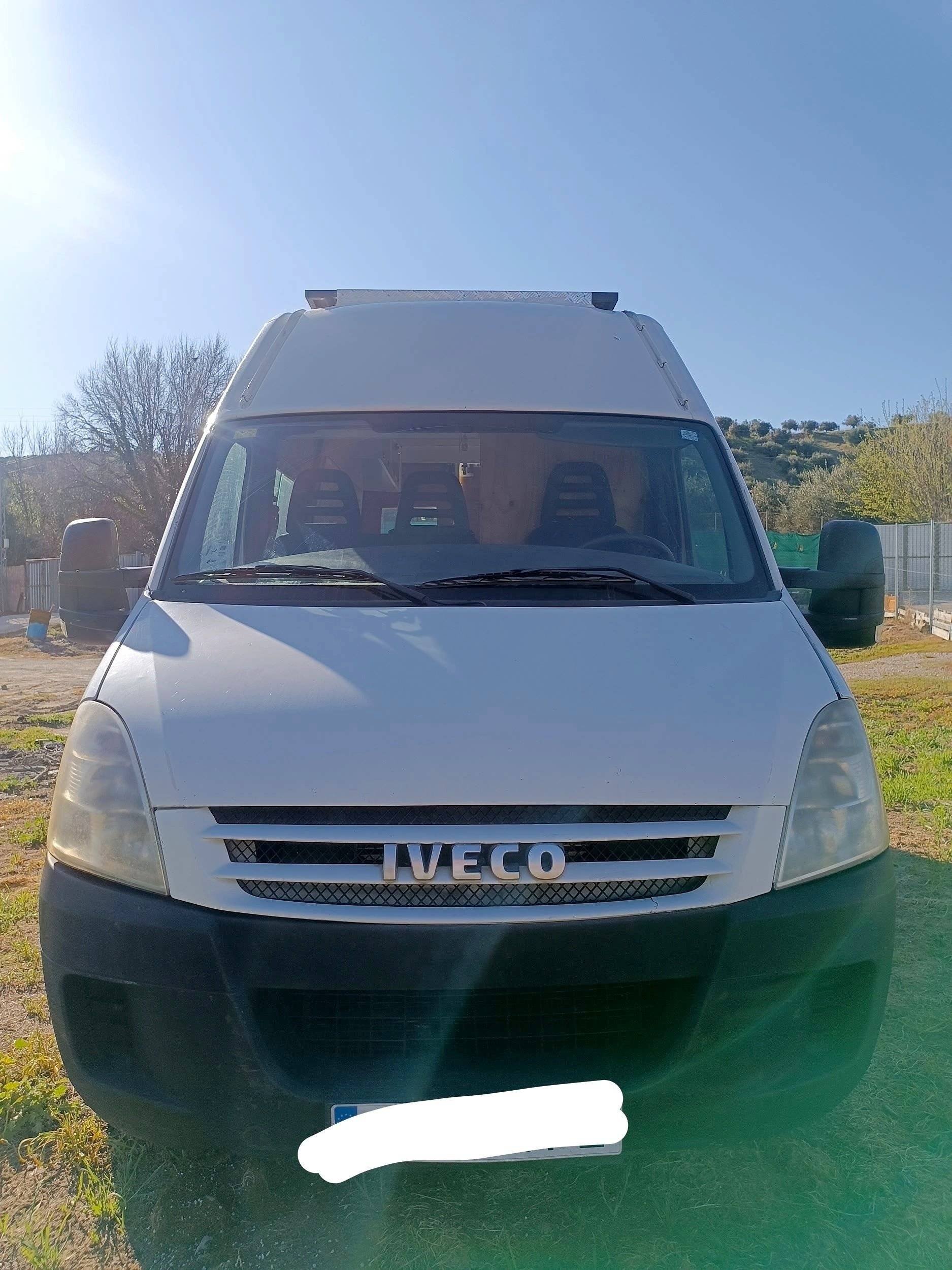 schräge Vorderansicht Iveco Daily 2,3 HPI 116 ch. - Yescapa