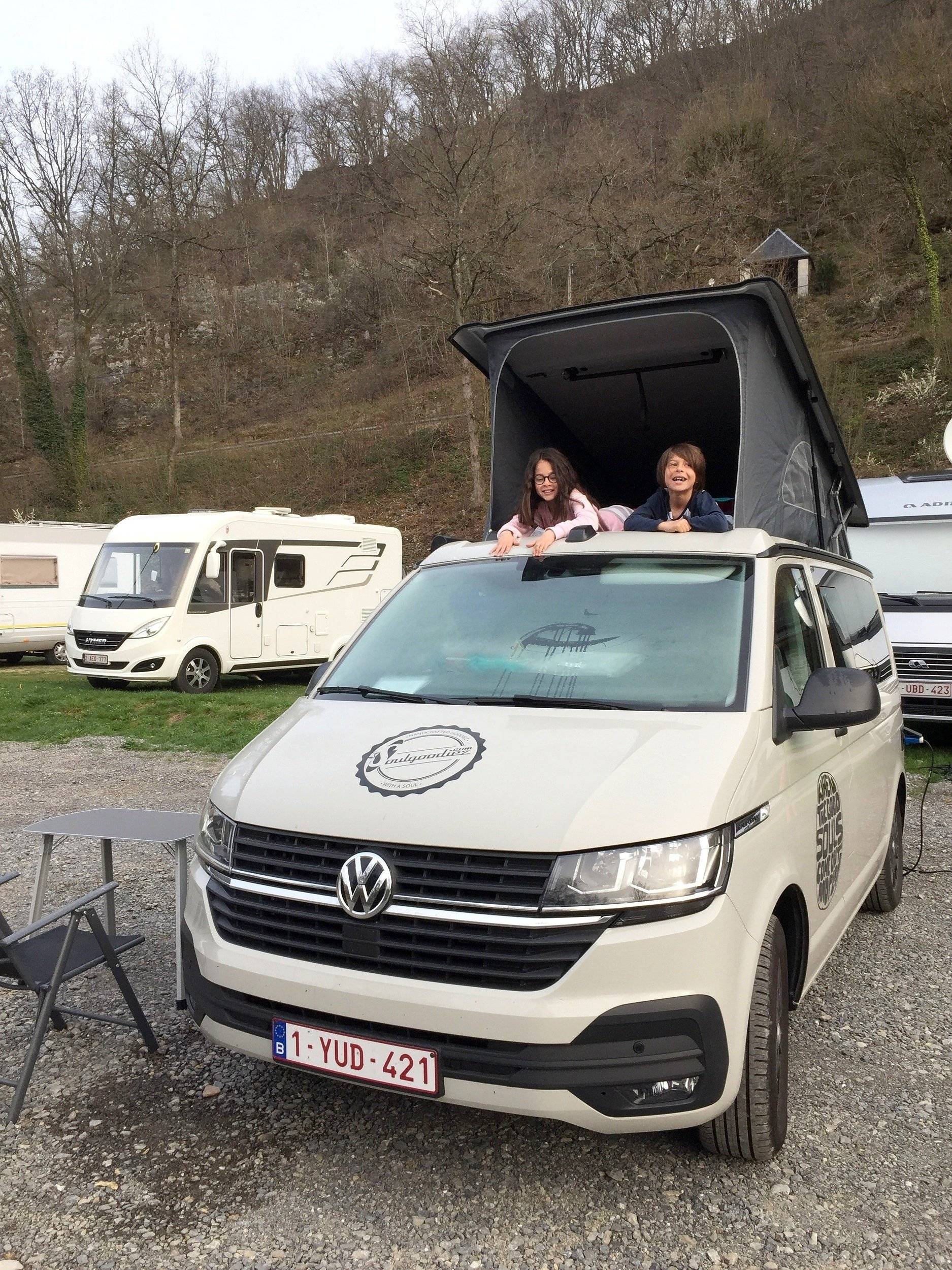 schräge Vorderansicht Volkswagen VOLKSWAGEN CALIFORNIA - Yescapa