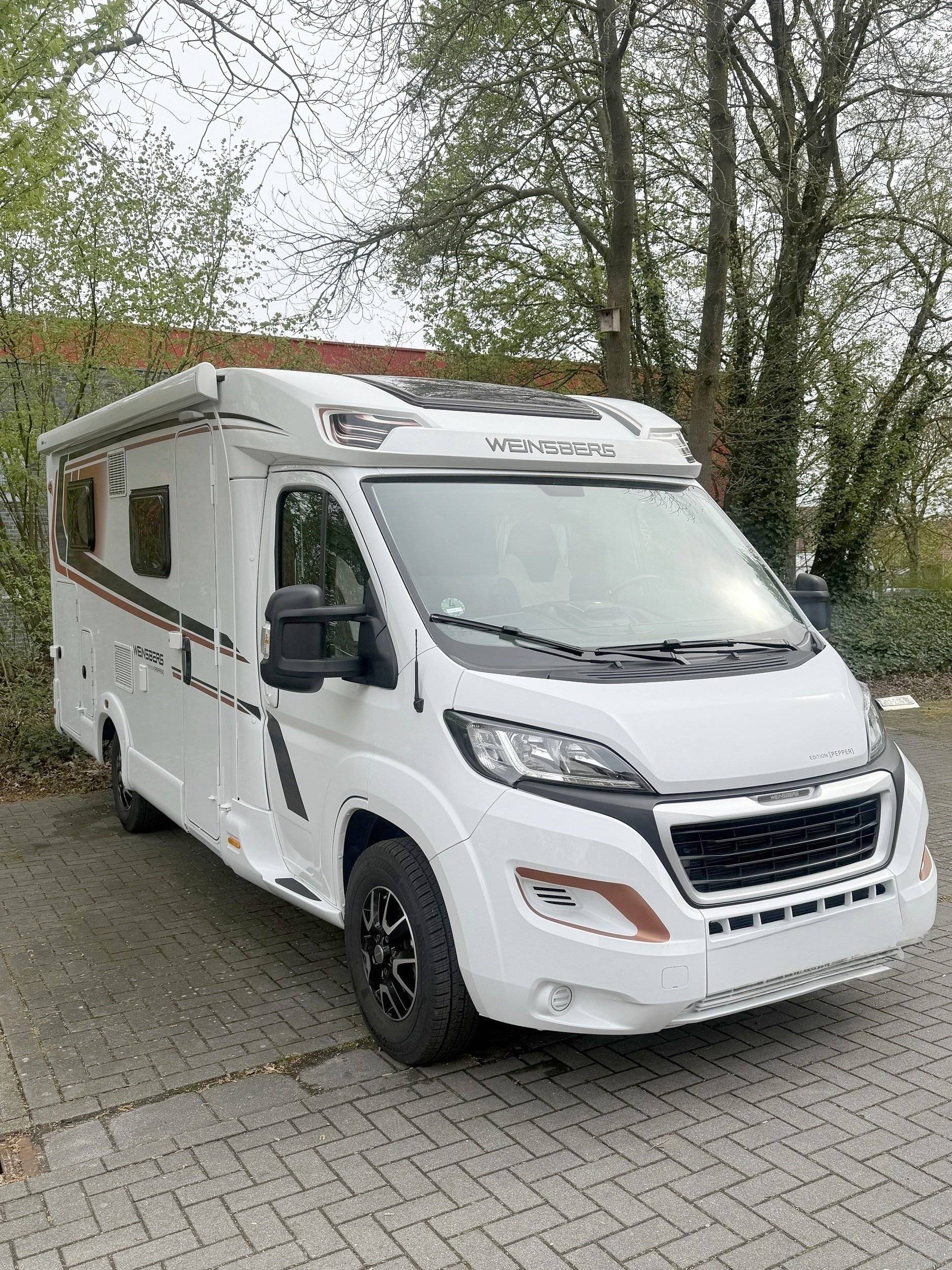 Front view from 3/4 Peugeot Boxer 2,2l HDI 165 PS - Yescapa