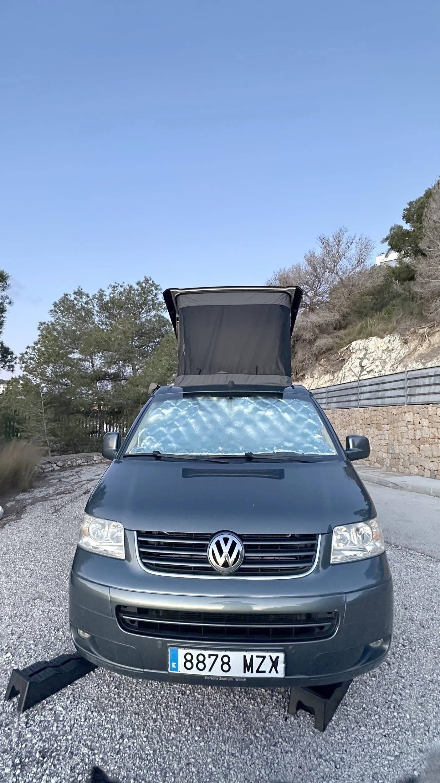 schräge Vorderansicht Volkswagen T5 2,5 l 130 ch - Yescapa