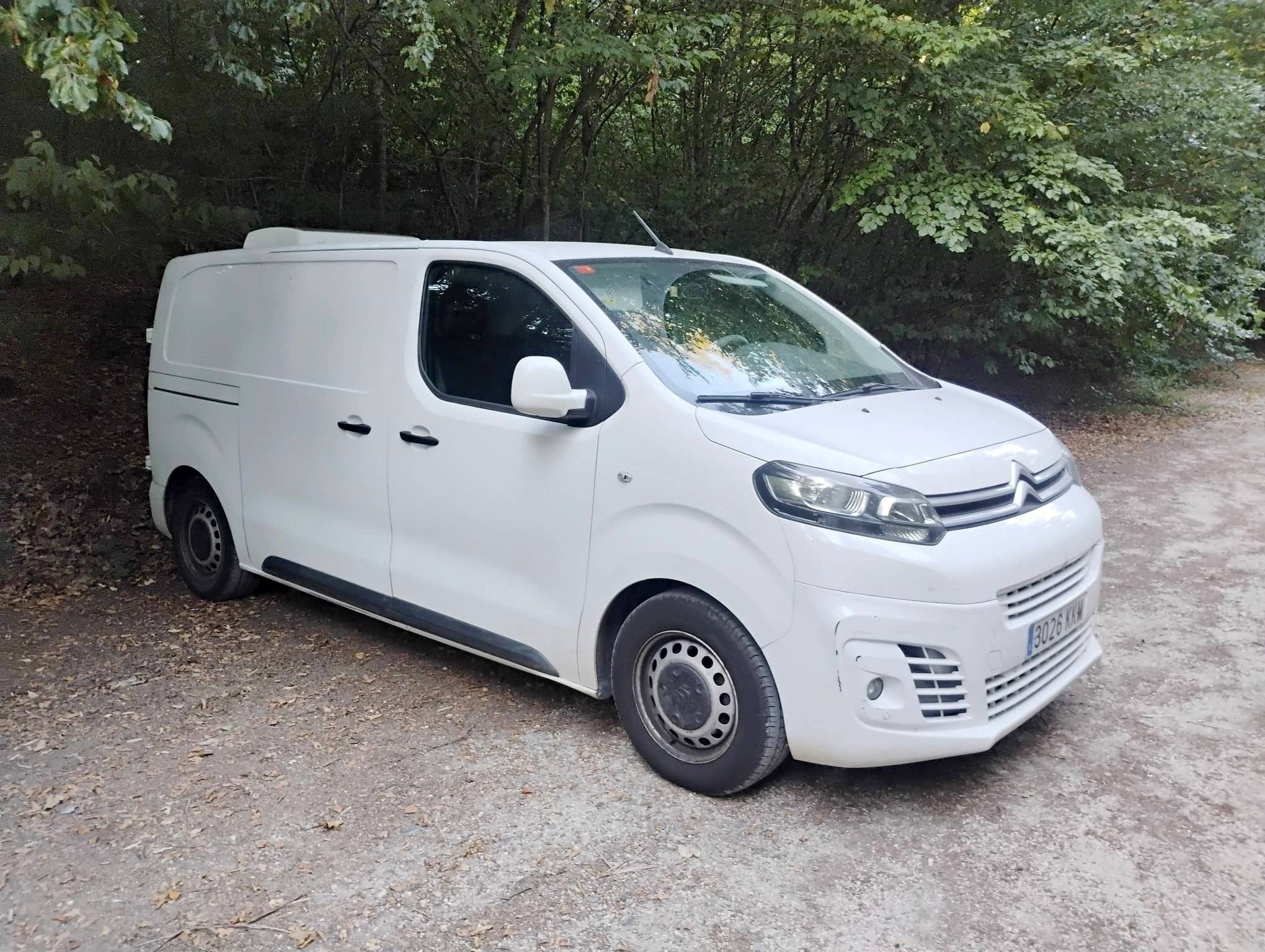 Front view from 3/4 Citroën Jumpy - Yescapa