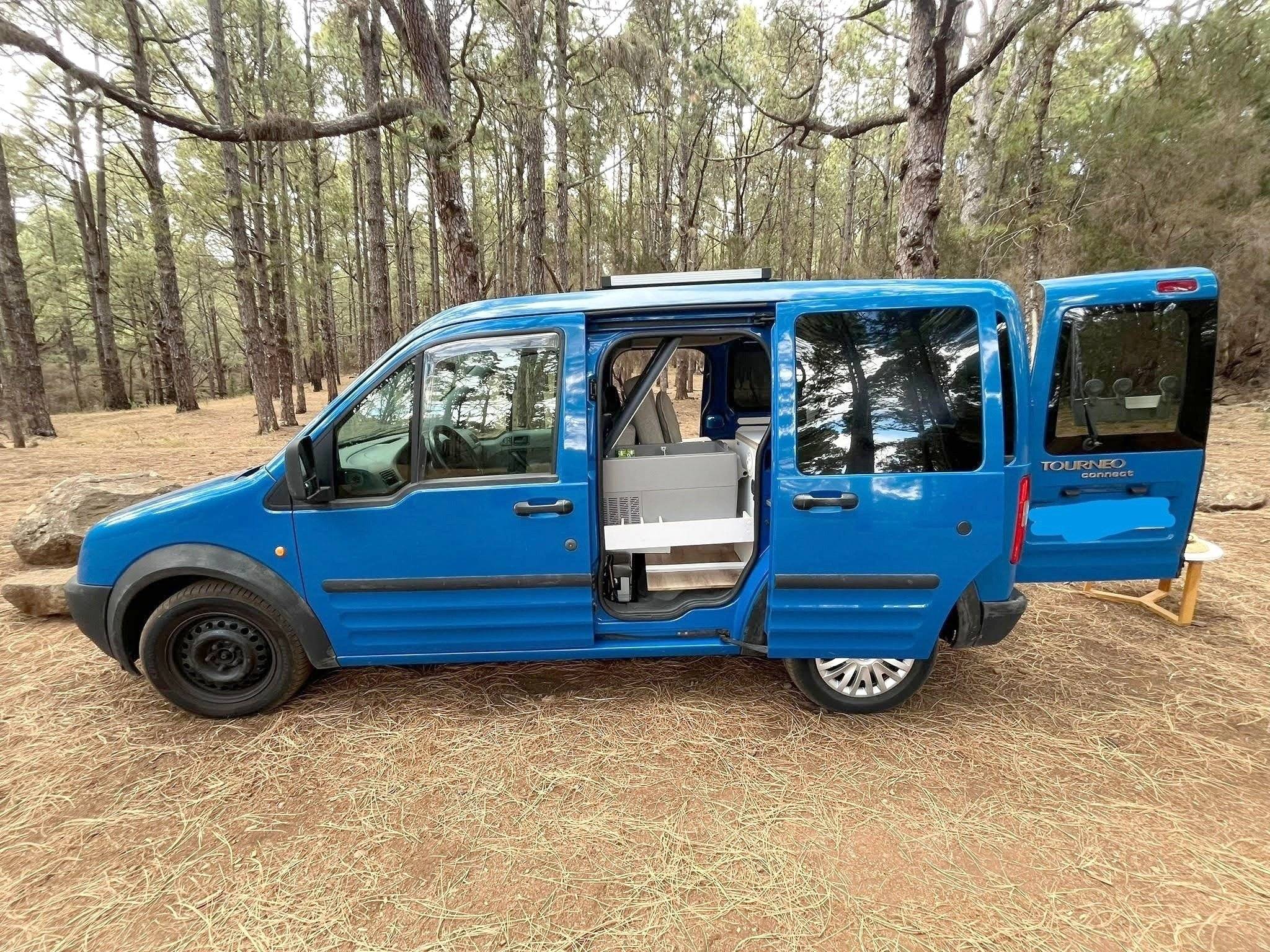 Driver's compartment Ford Transit Connect - Yescapa