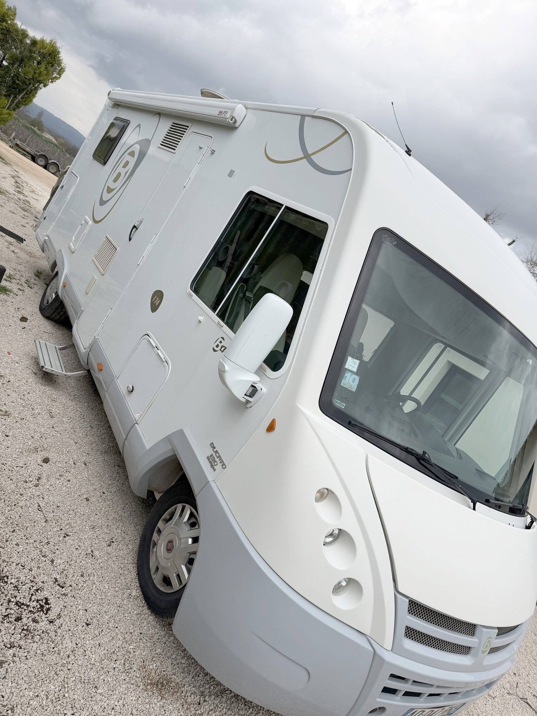 Vue avant de 3/4 Fiat - Yescapa