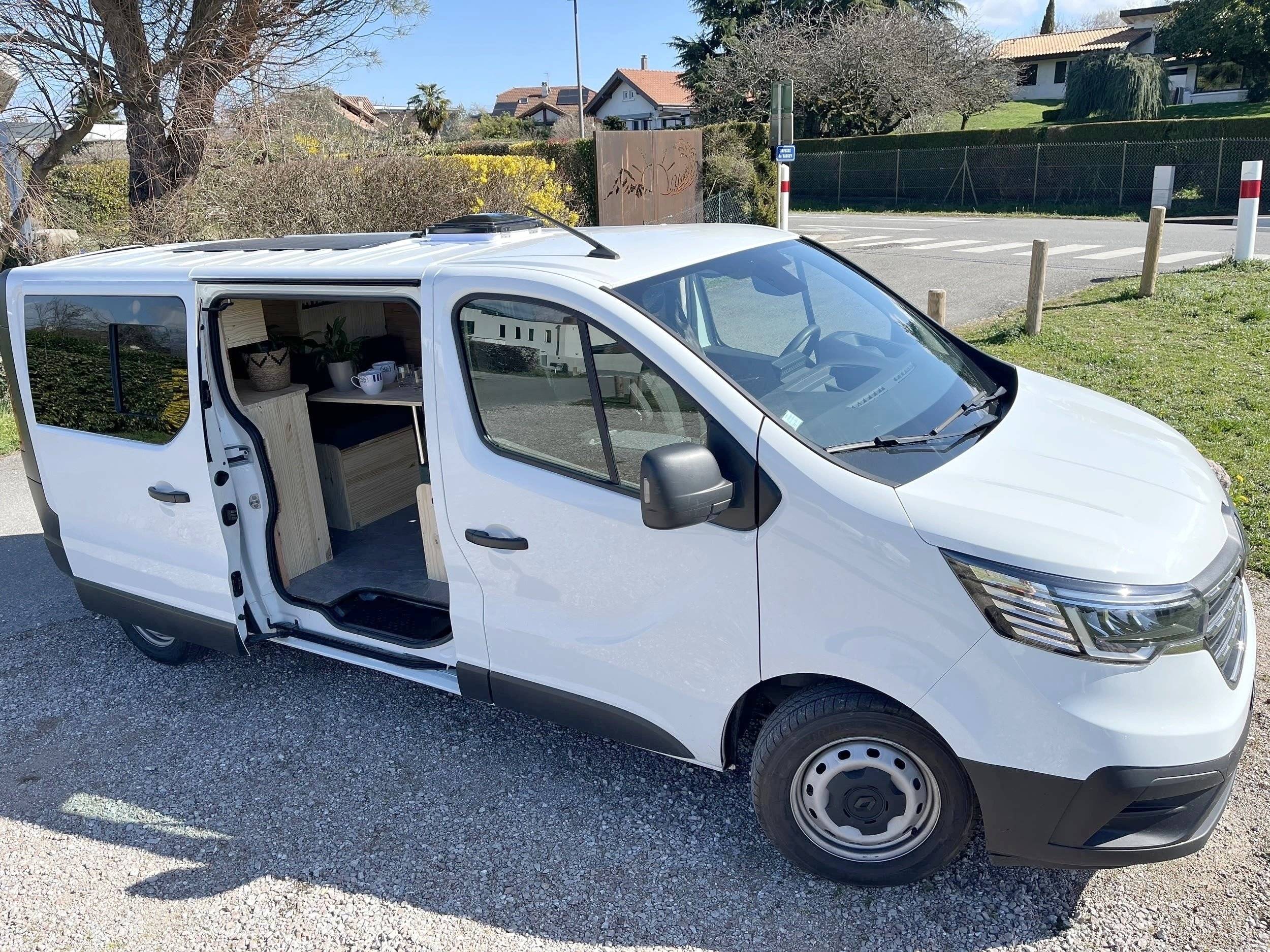 Vista del vehículo ángulo delantero Renault RENAULT TRAFIC 2.0 DCI 130 - Yescapa