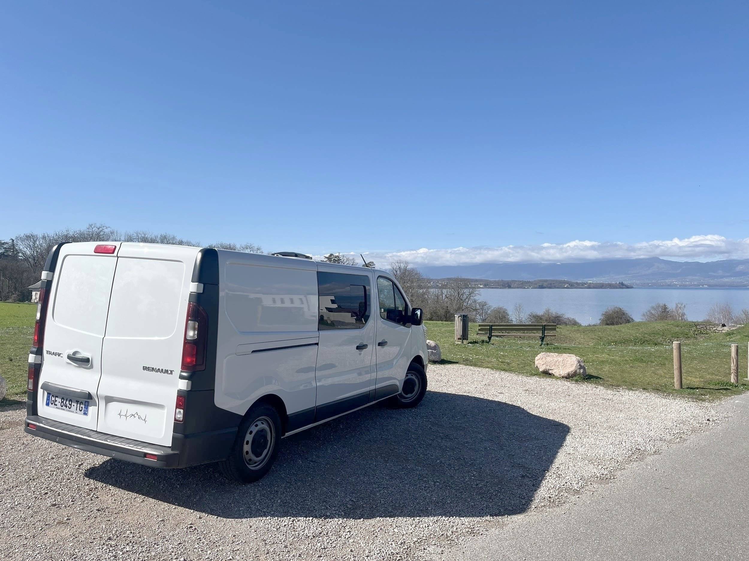schräge Vorderansicht Renault RENAULT TRAFIC 2.0 DCI 130 - Yescapa