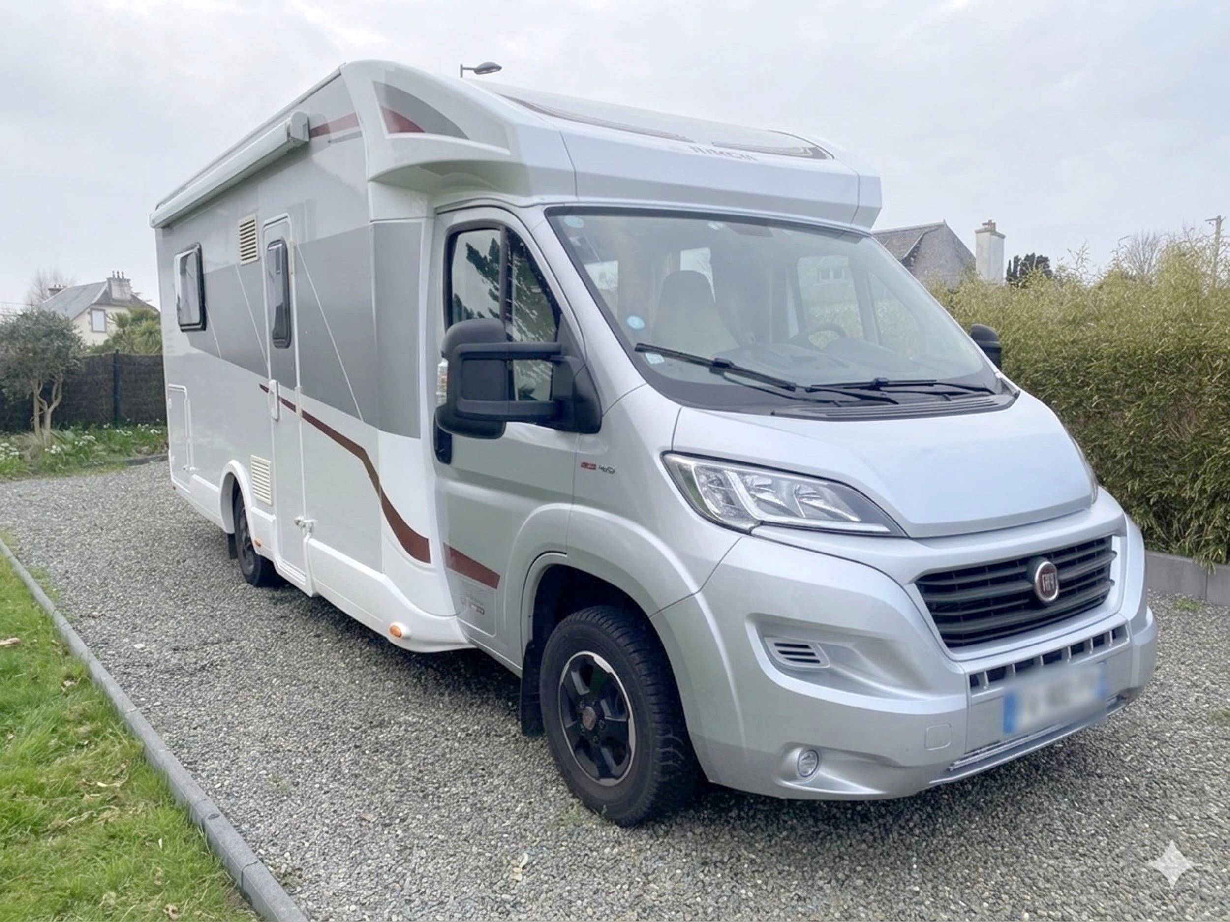 schräge Vorderansicht Fiat Ducato 2,3 l 140 CV - Yescapa