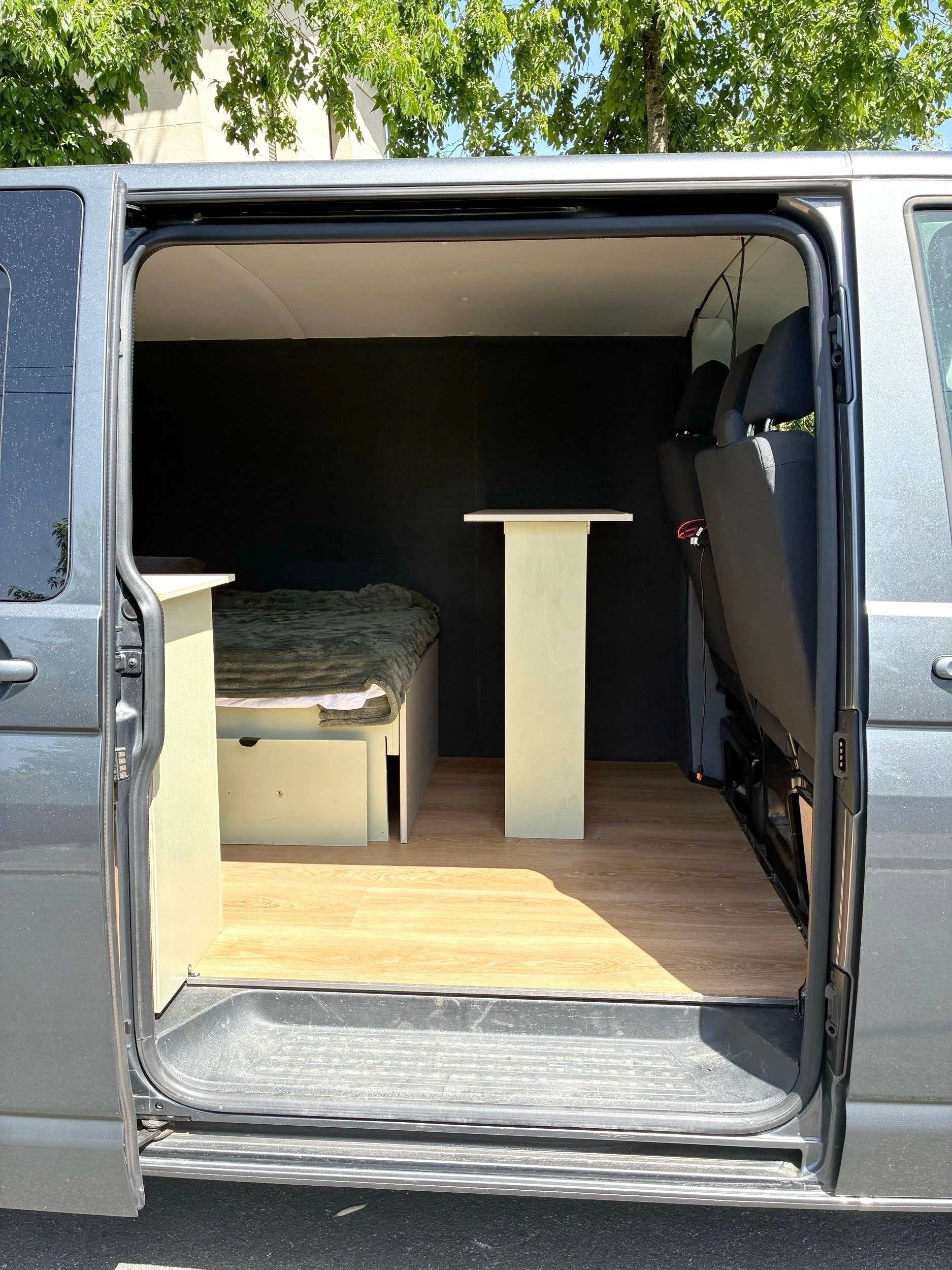 Dining Area Volkswagen T6 Long 2,0 l 150 ch - Yescapa