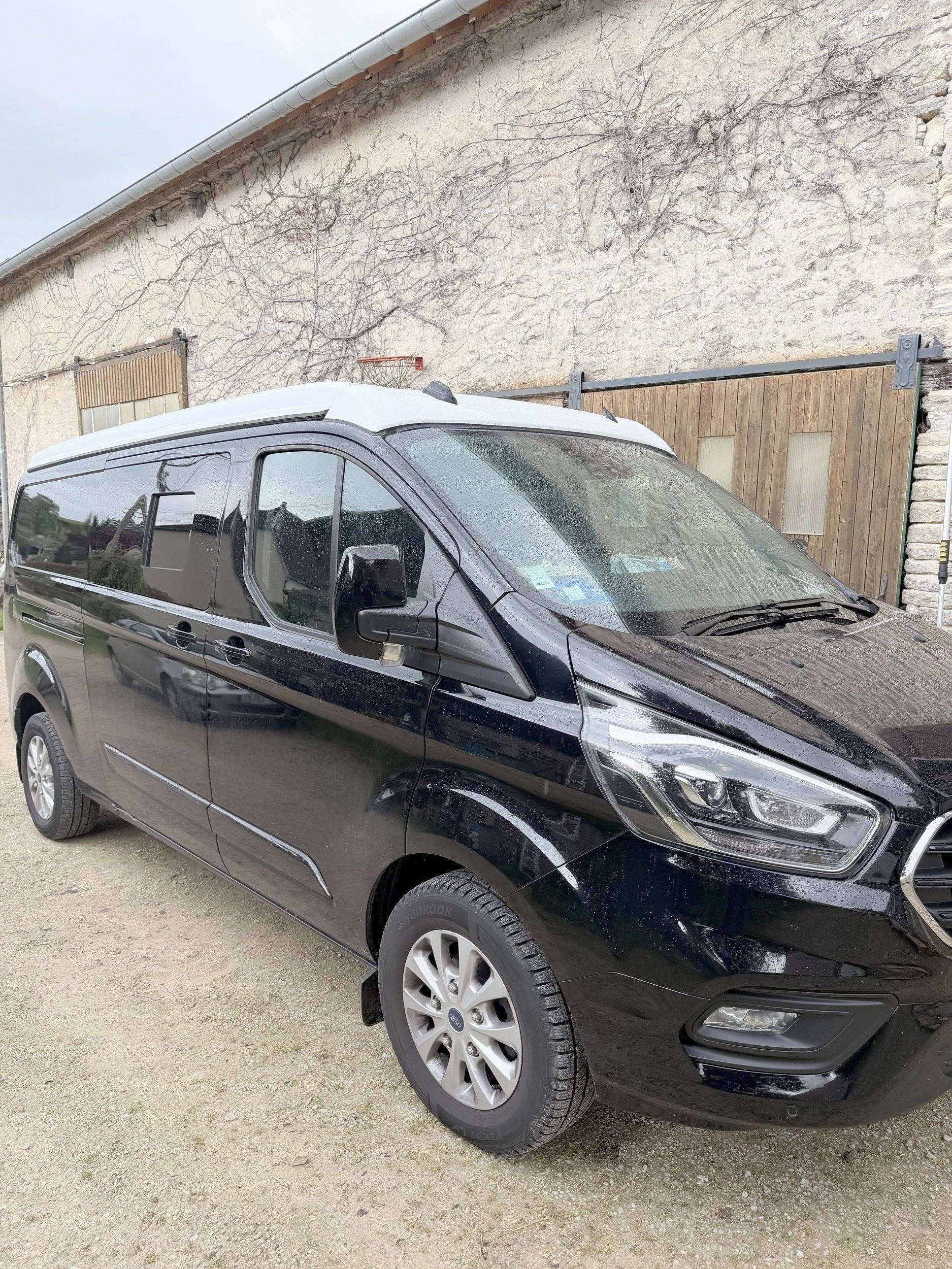 Front view from 3/4 Ford Transit 2,0 l 170 ch - Yescapa