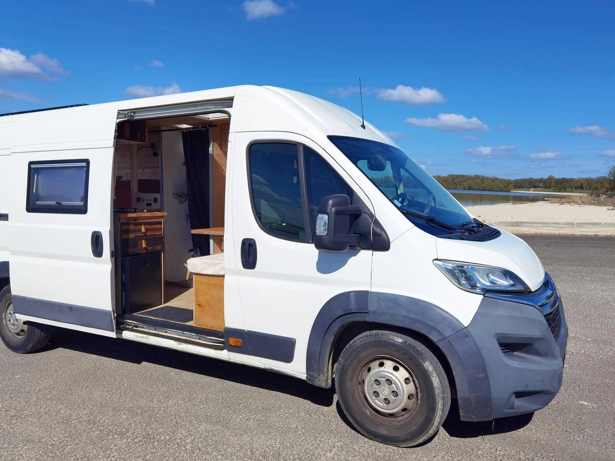 Front view from 3/4 Citroën Citroën jumper - Yescapa