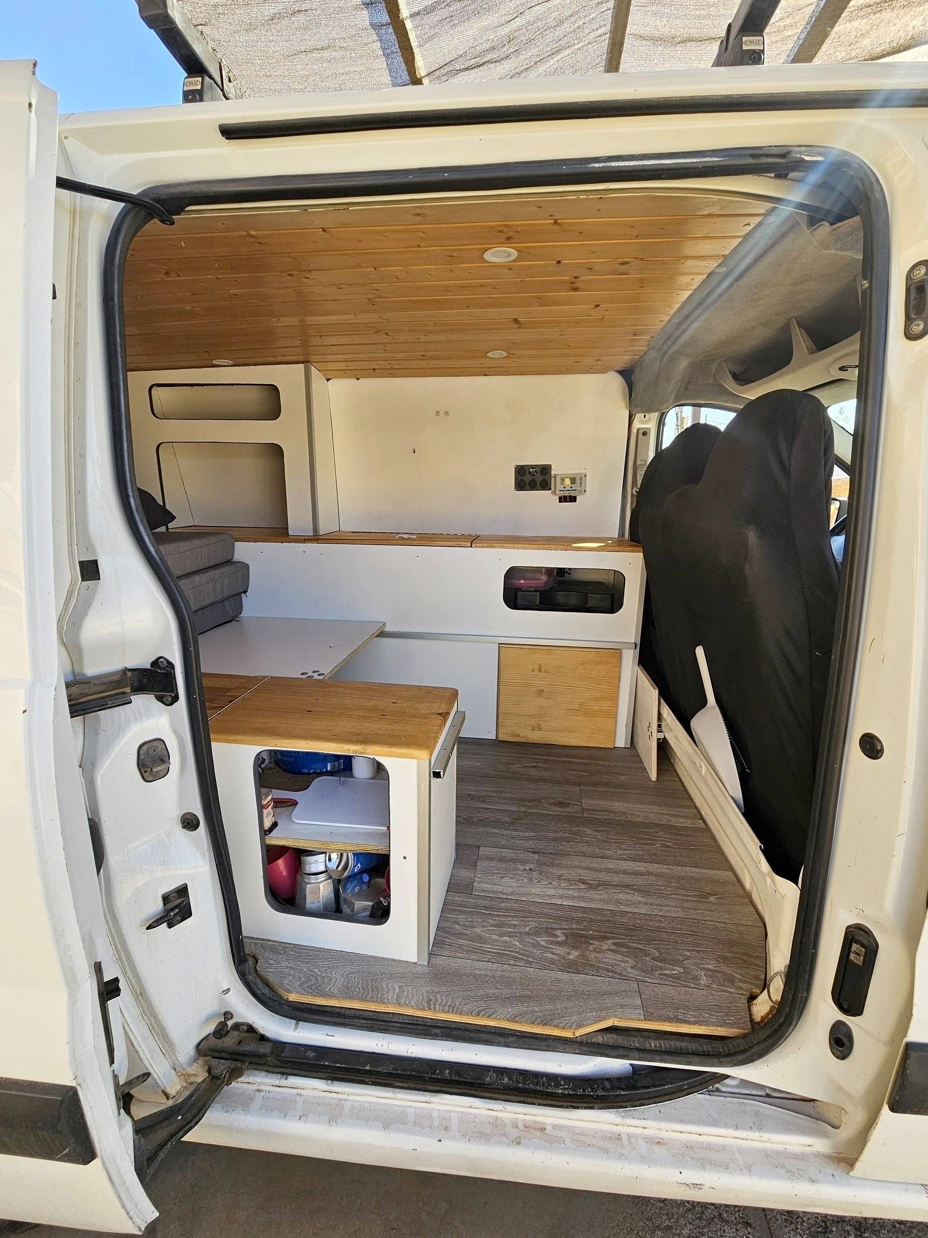 Dining Area Peugeot Expert - Yescapa