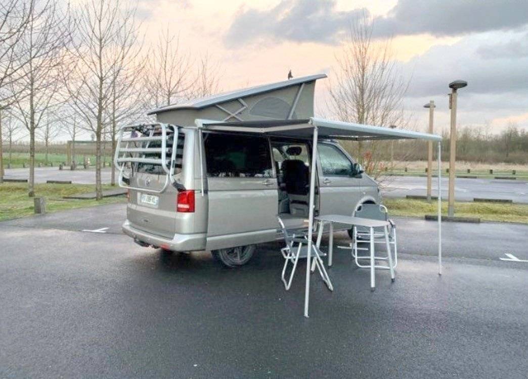 Vue avant de 3/4 Volkswagen T5 2,0 l 180 ch - Yescapa