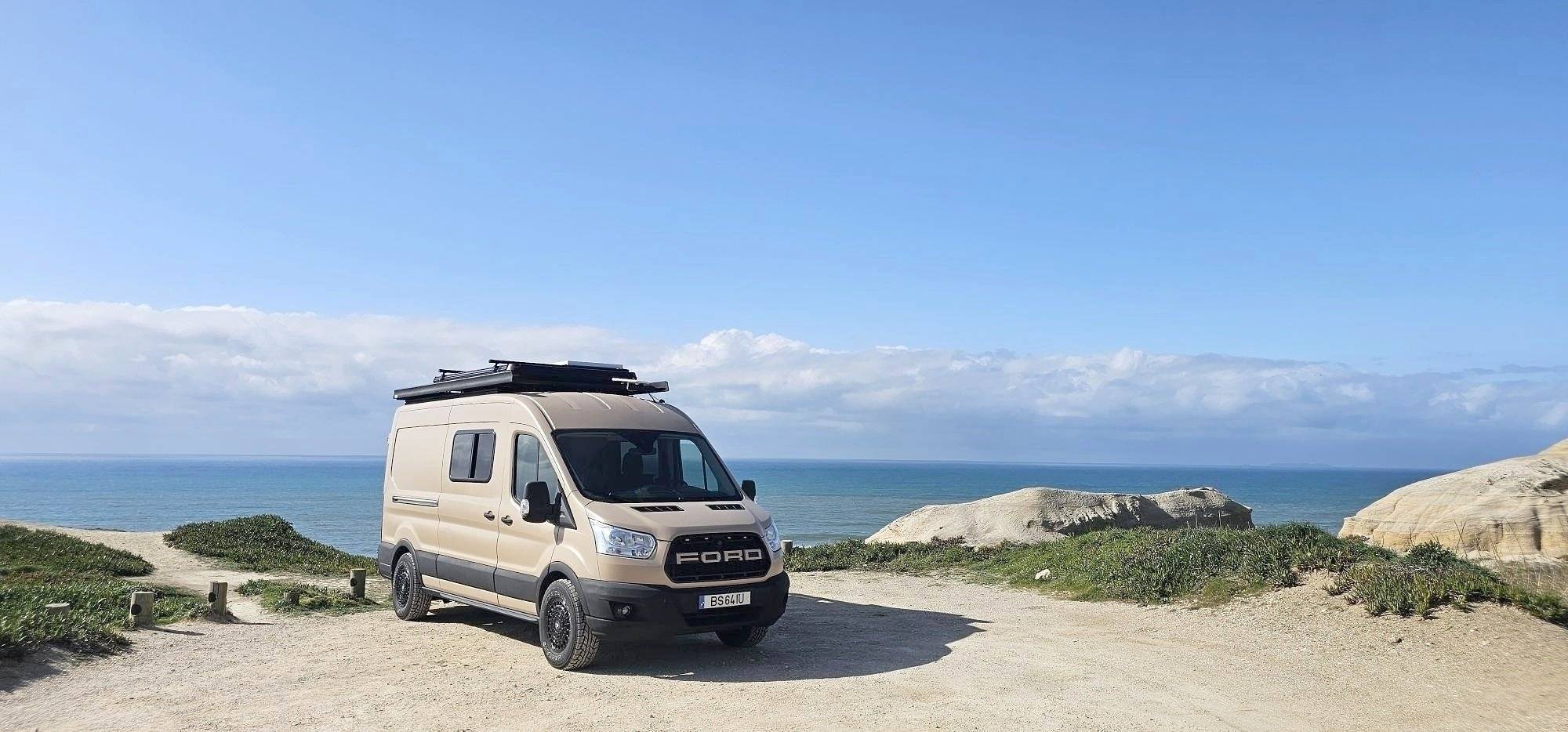 schräge Vorderansicht Ford Ford TRANSIT L3H3 - Yescapa