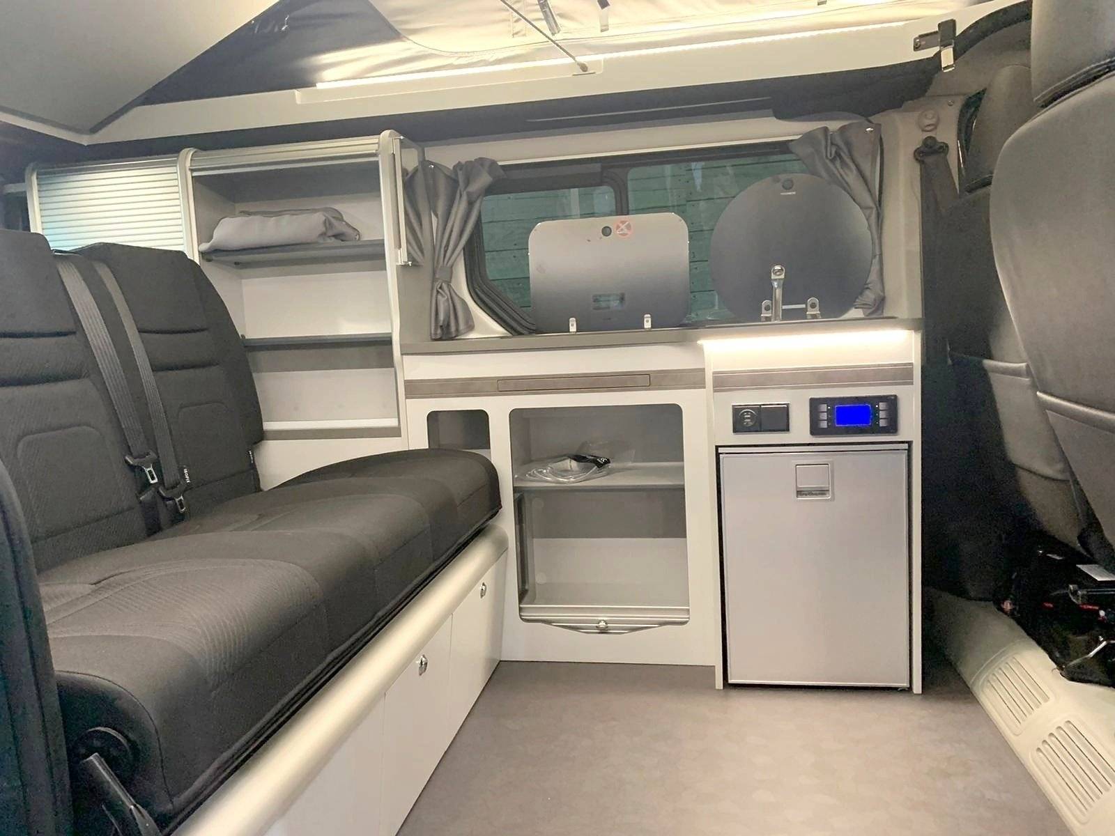 Dining Area Renault RENAULT TRAFIC III 1.6 ENERGY DCI 145 TWIN TURBO EU6 L1H1 2.7T - Yescapa