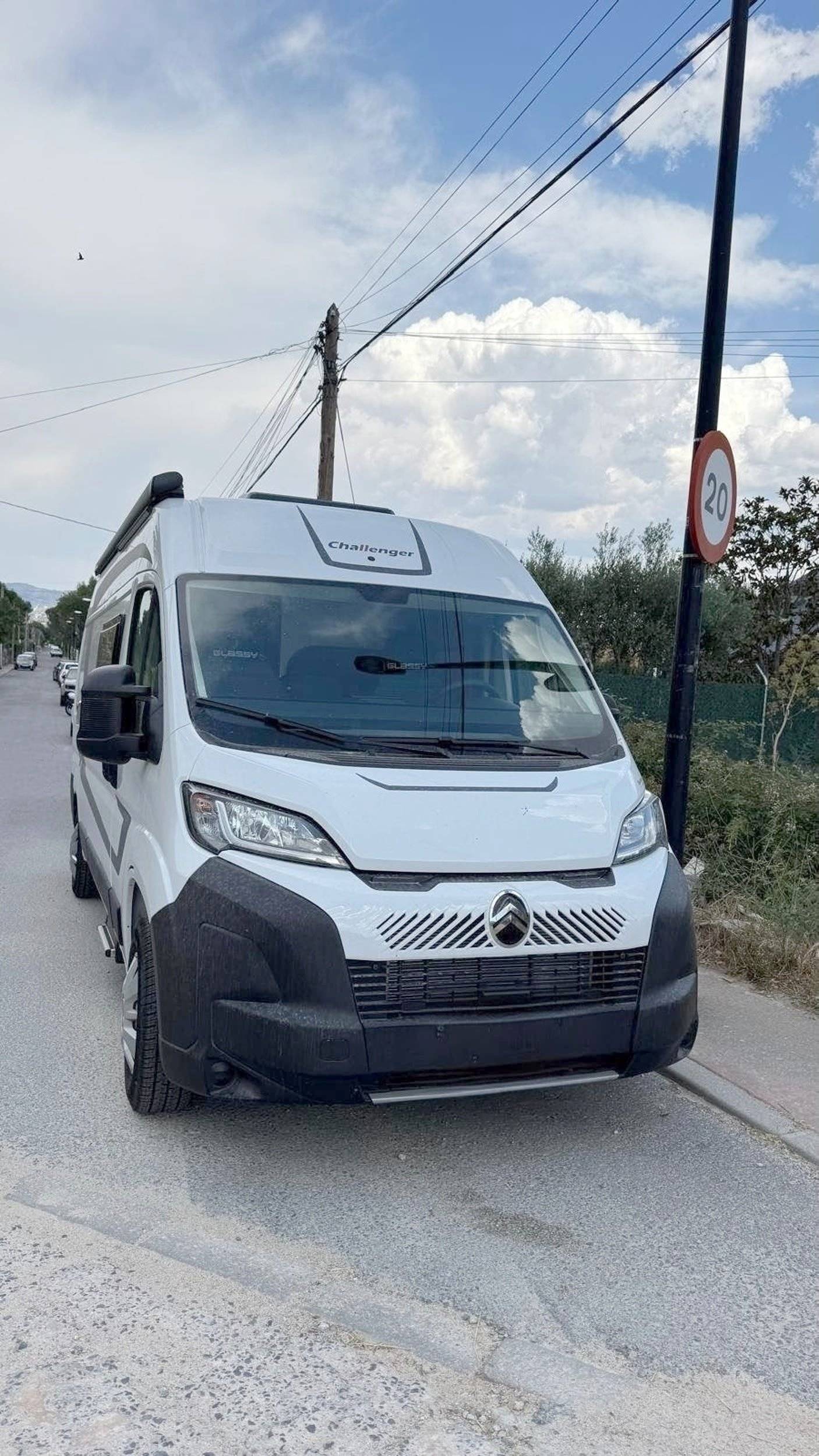 Front view from 3/4 Citroën Jumpy 2,2 l 120 ch - Yescapa