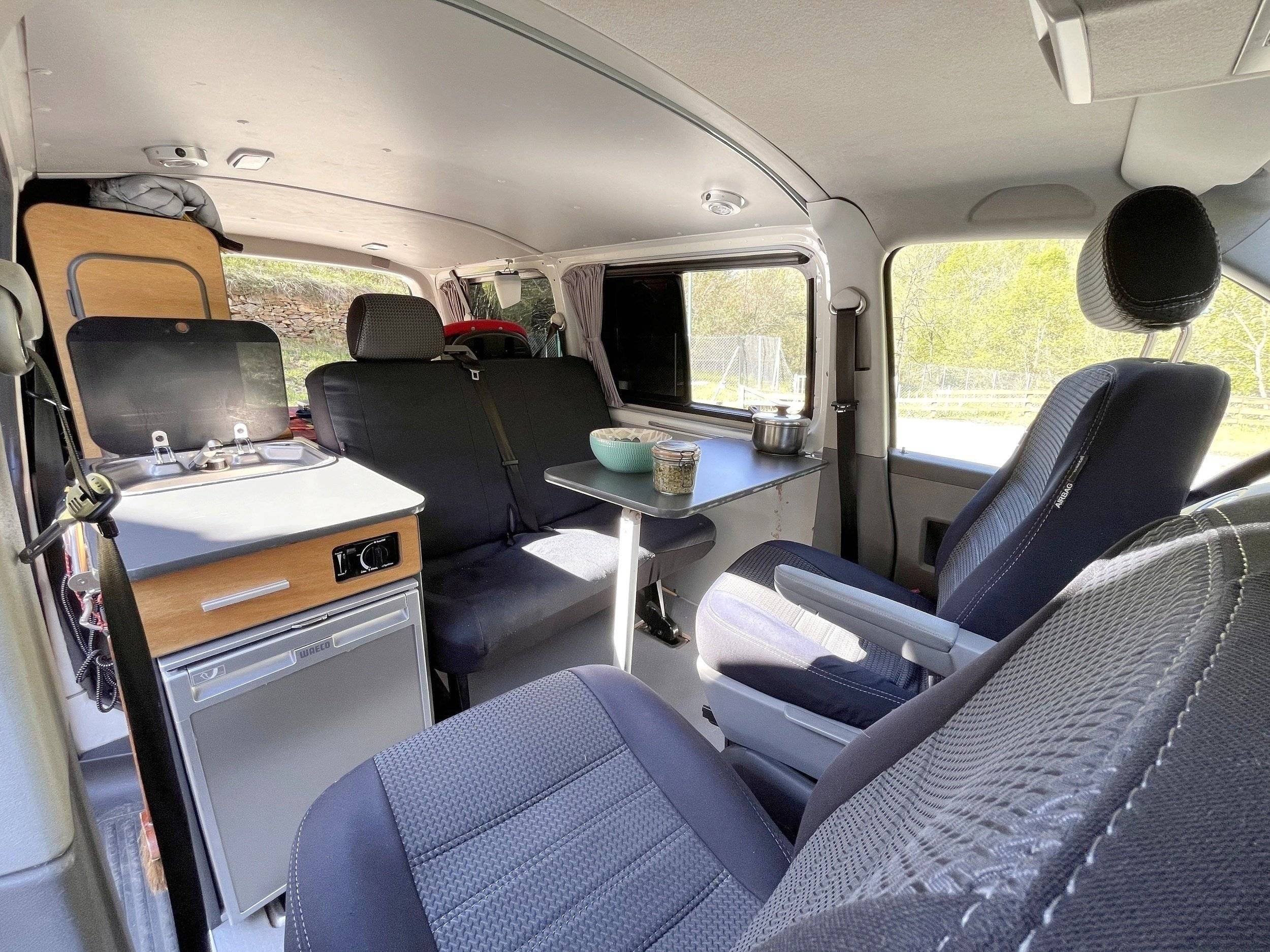 Área de jantar Volkswagen Volkswagen T5 - Yescapa