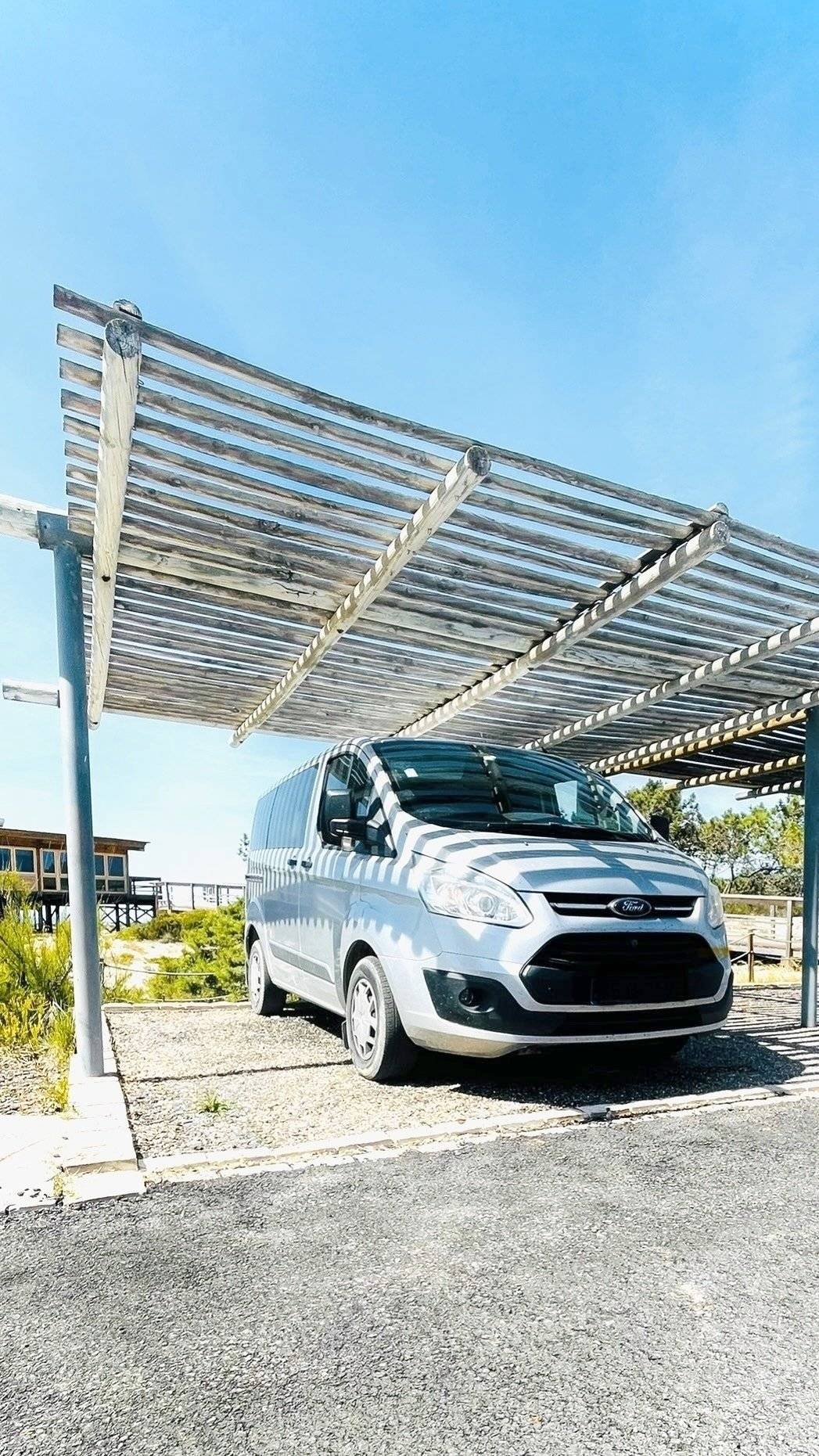 Vue avant de 3/4 Ford Transit custom - Yescapa