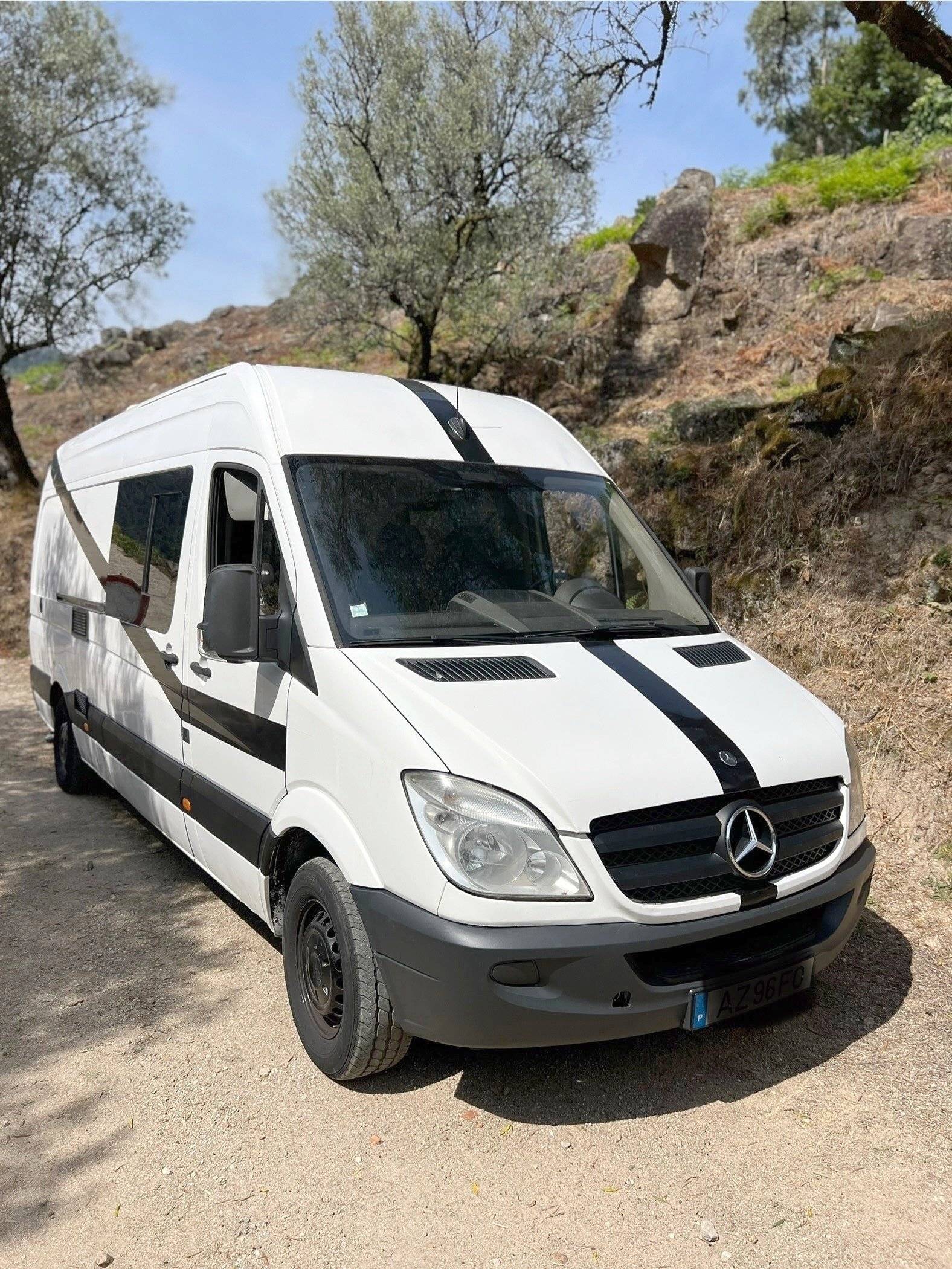 Vista del vehículo ángulo delantero Mercedes Sprinter 2,2 l 130 ch - Yescapa