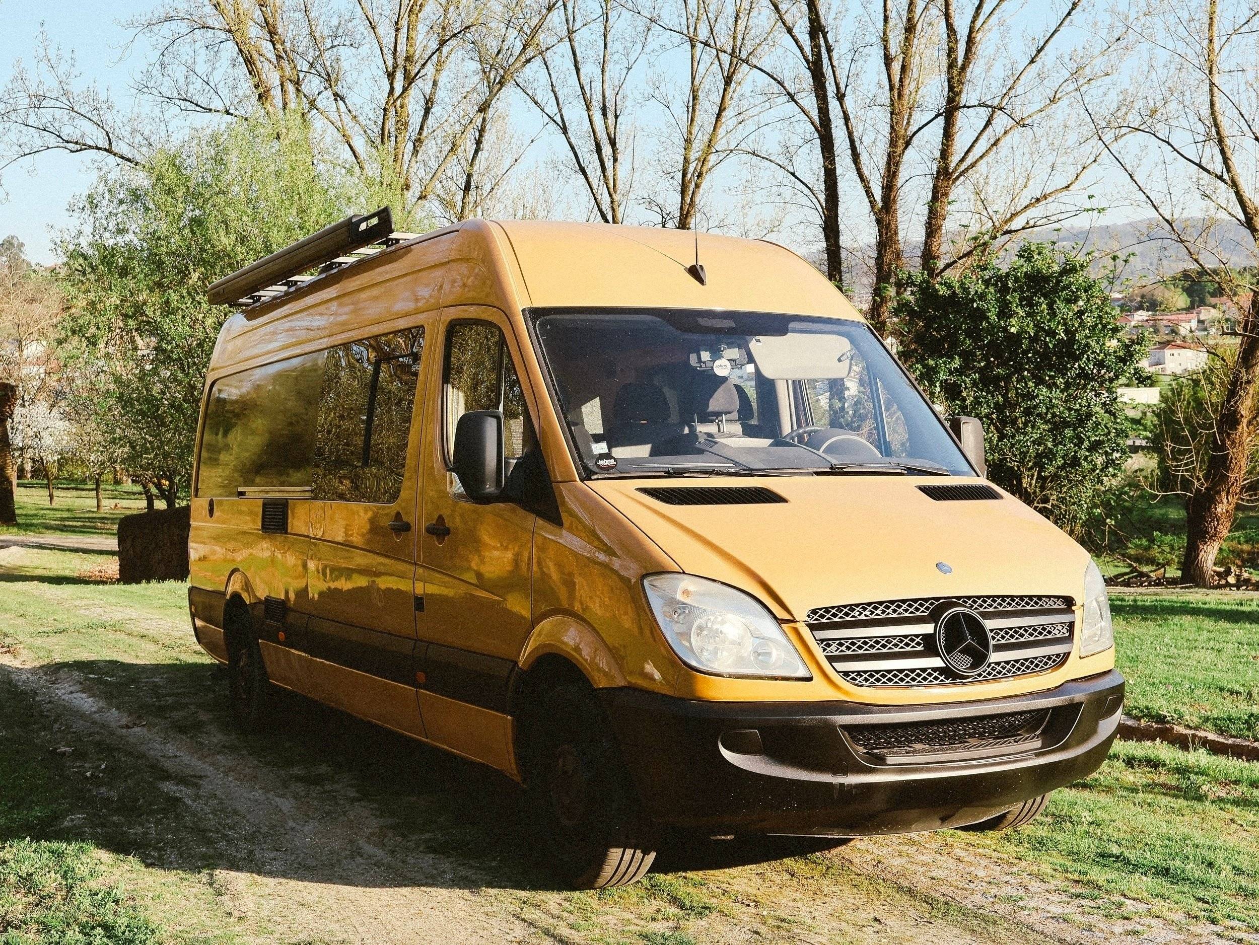 schräge Vorderansicht Mercedes Sprinter 2,2 l 130 ch - Yescapa