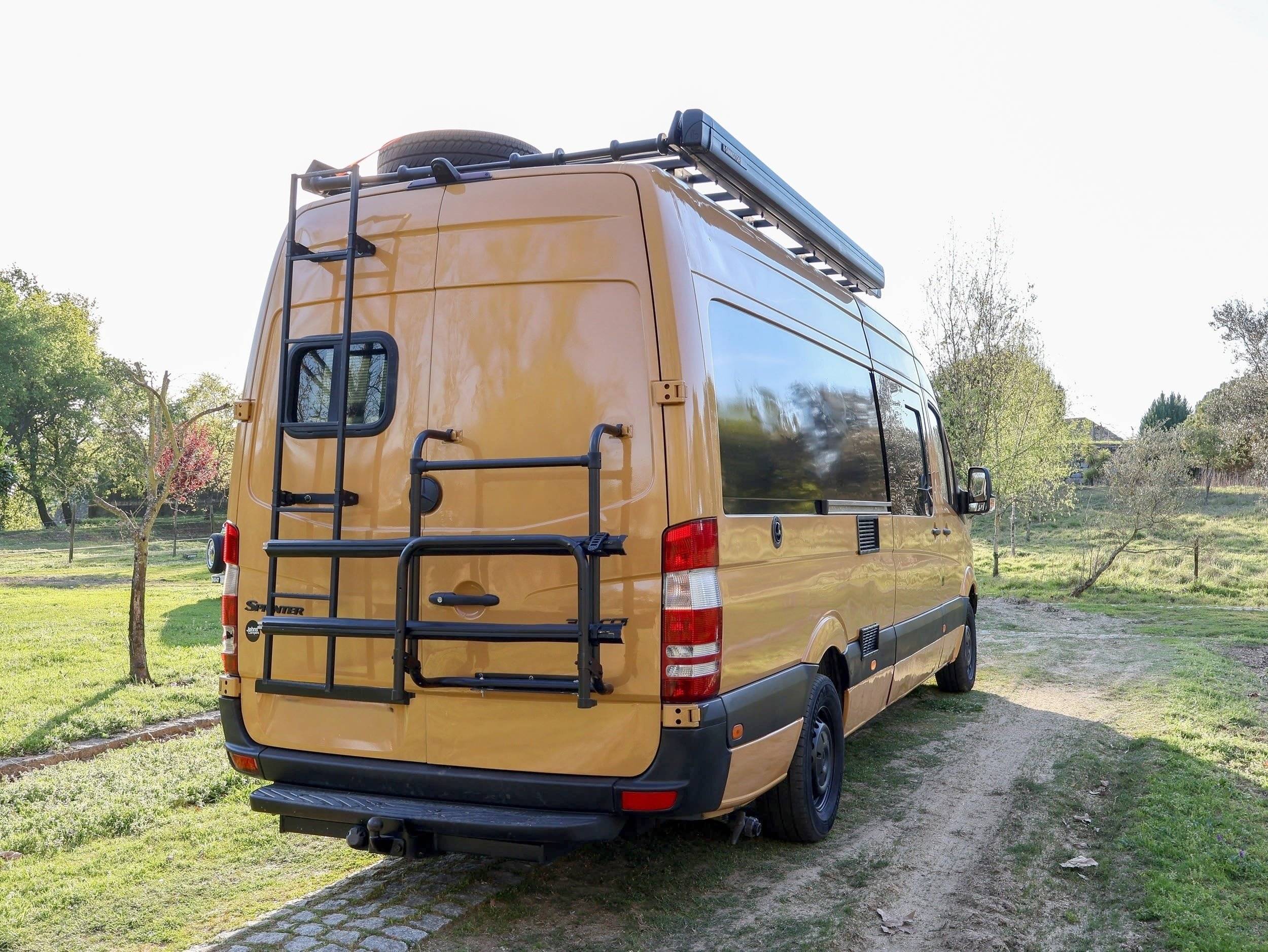 Vue avant de 3/4 Mercedes Sprinter 2,2 l 130 ch - Yescapa