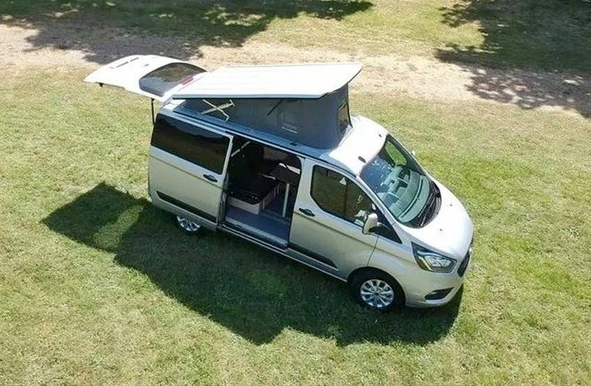 Vue avant de 3/4 Ford Custom 2,0 l 130 ch - Yescapa