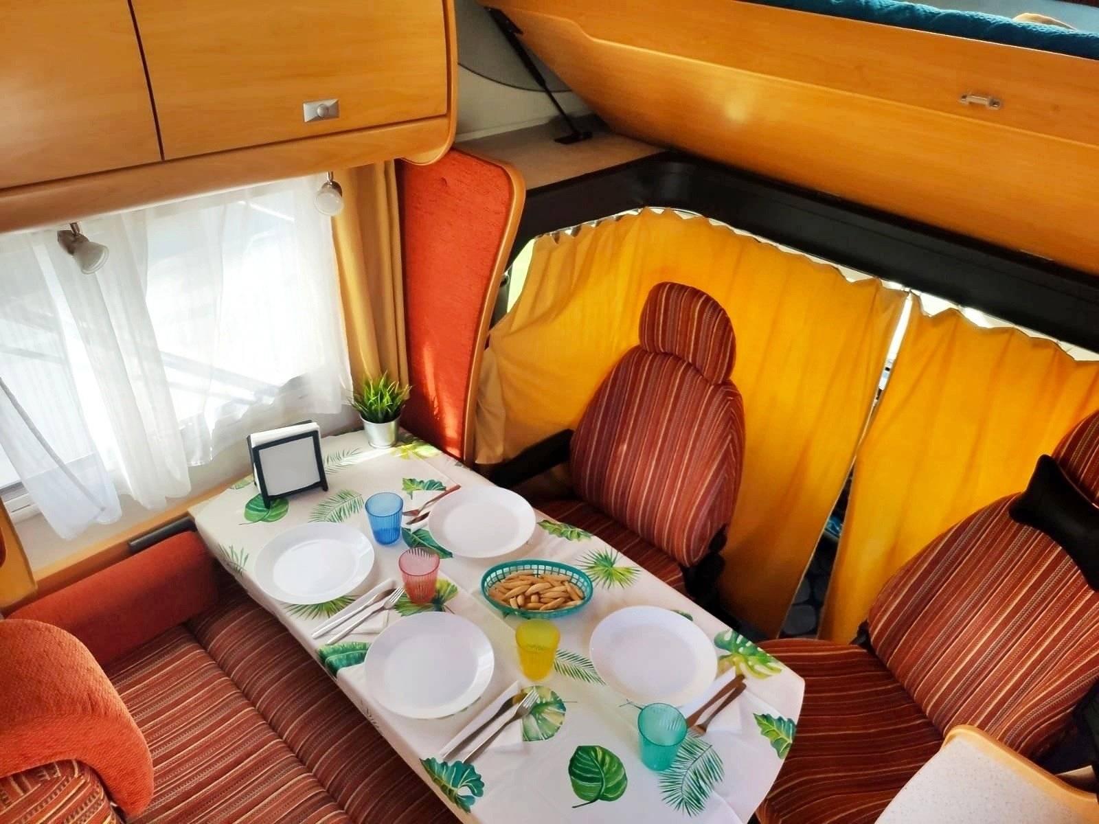 Dining Area Fiat Ducato 2,3 l 115 ch - Yescapa