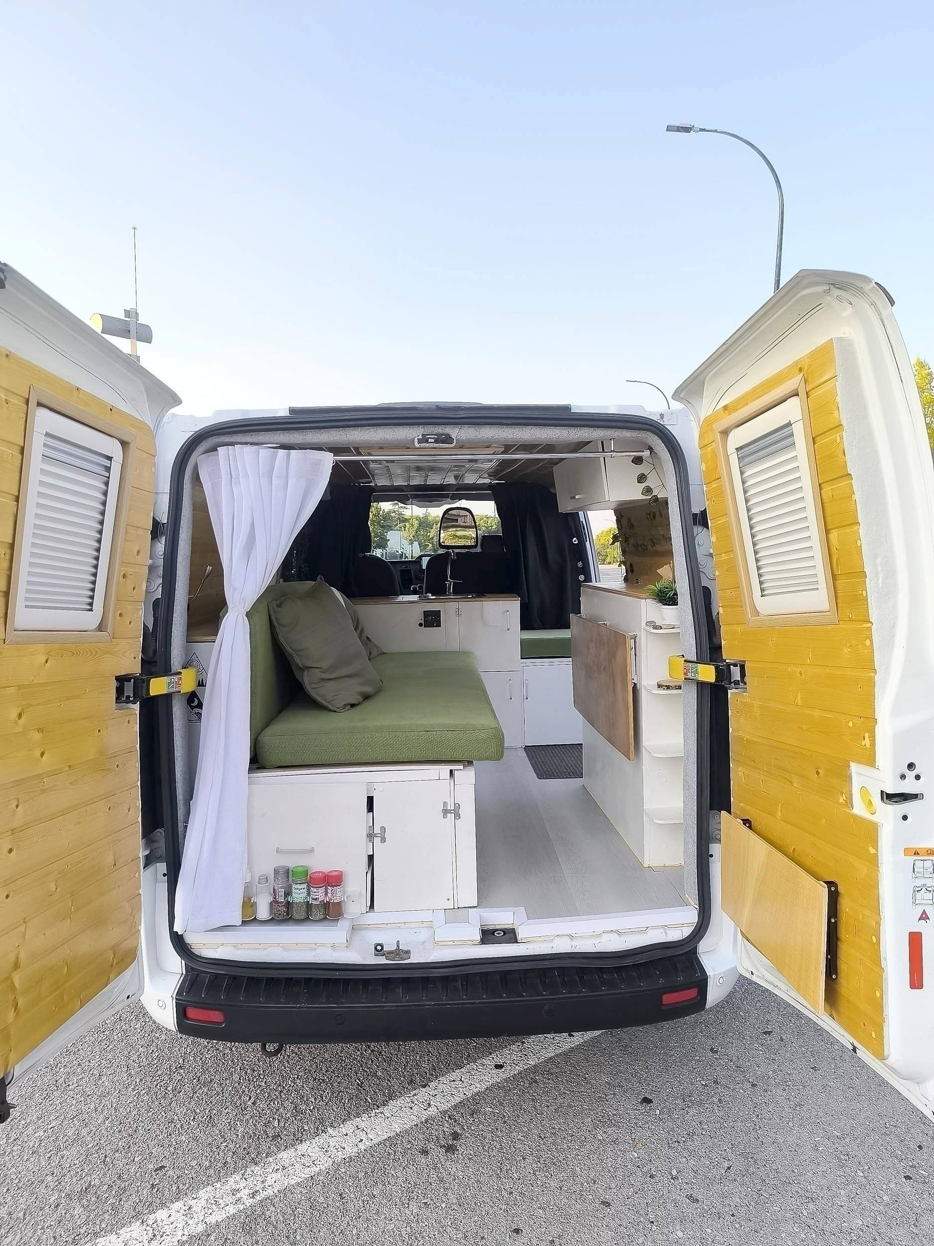 Área de jantar Ford Transit Custom - Yescapa