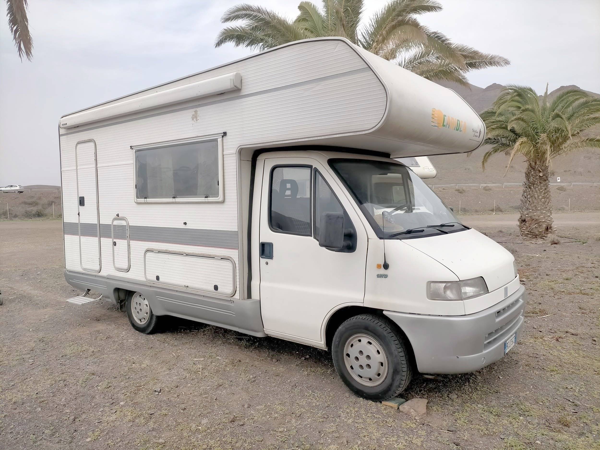 Vue avant de 3/4 Fiat Ducato 1.9 - Yescapa