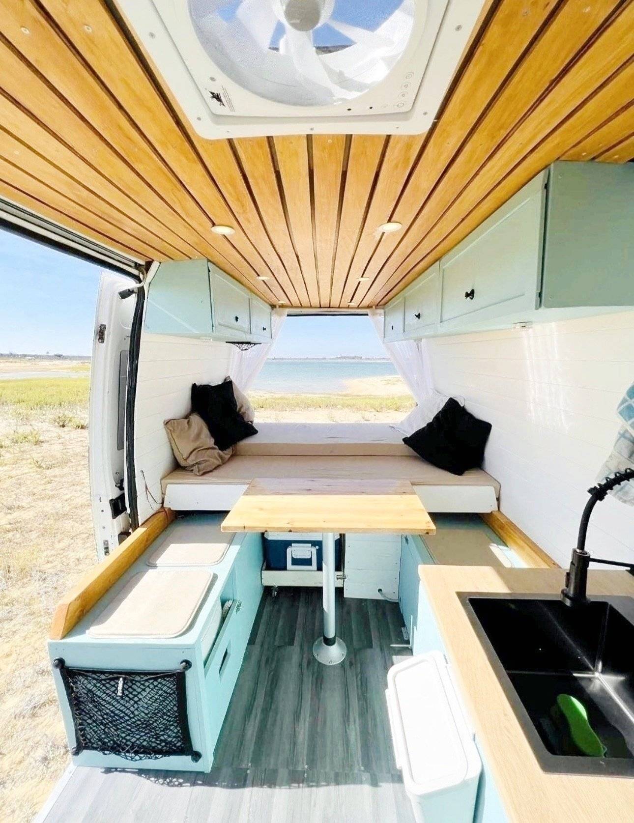 Front view from 3/4 Peugeot Boxer - Yescapa