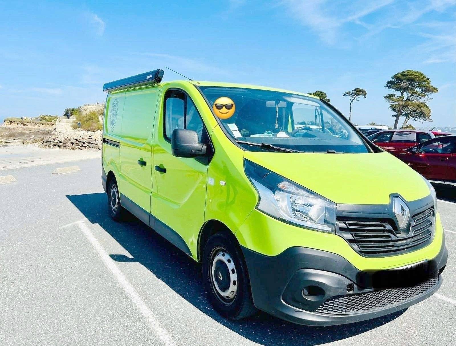 Front view from 3/4 Renault Renault Trafic - Yescapa