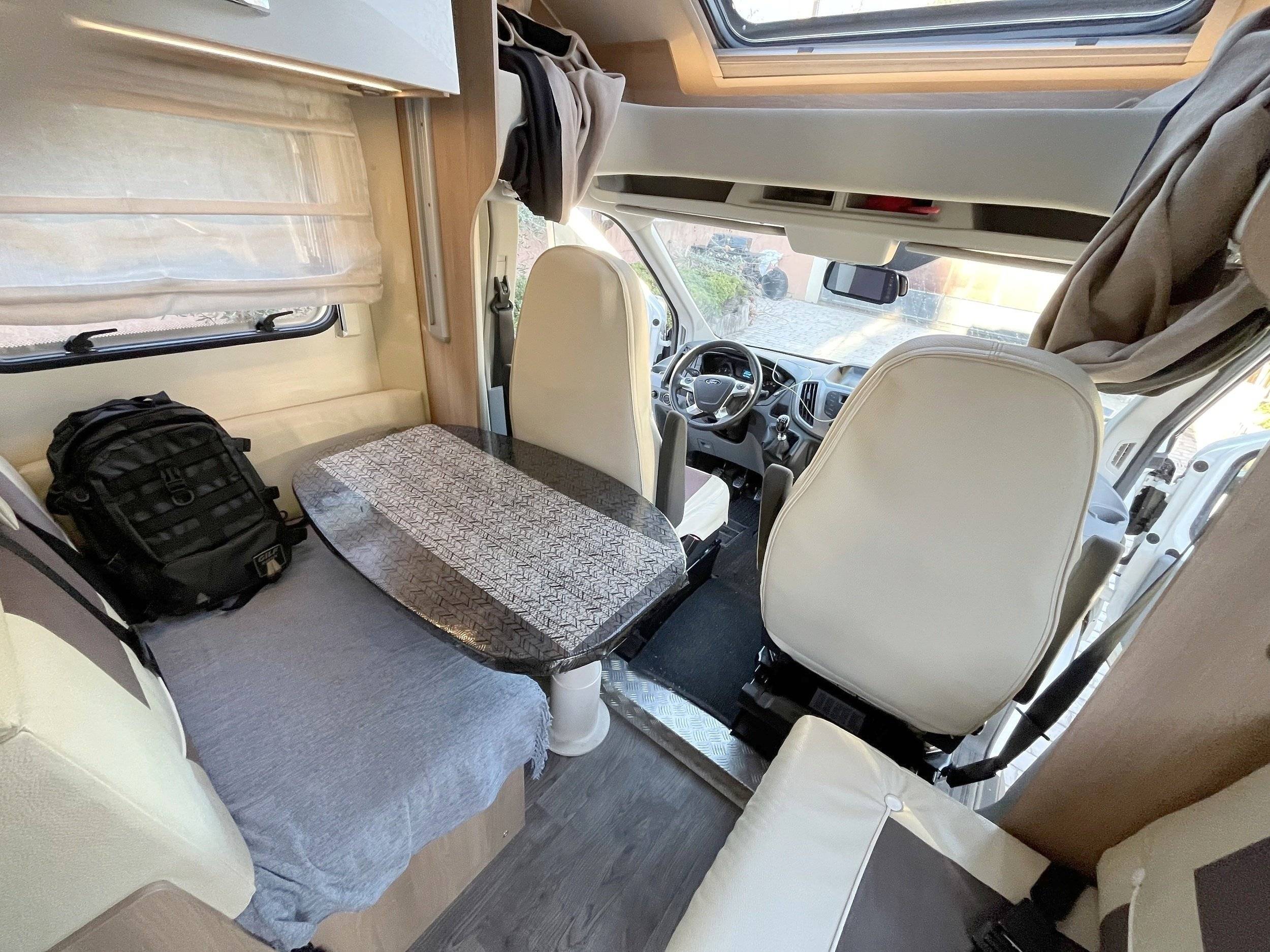 Eethoek Ford Transit 2,2 l 155 ch - Yescapa