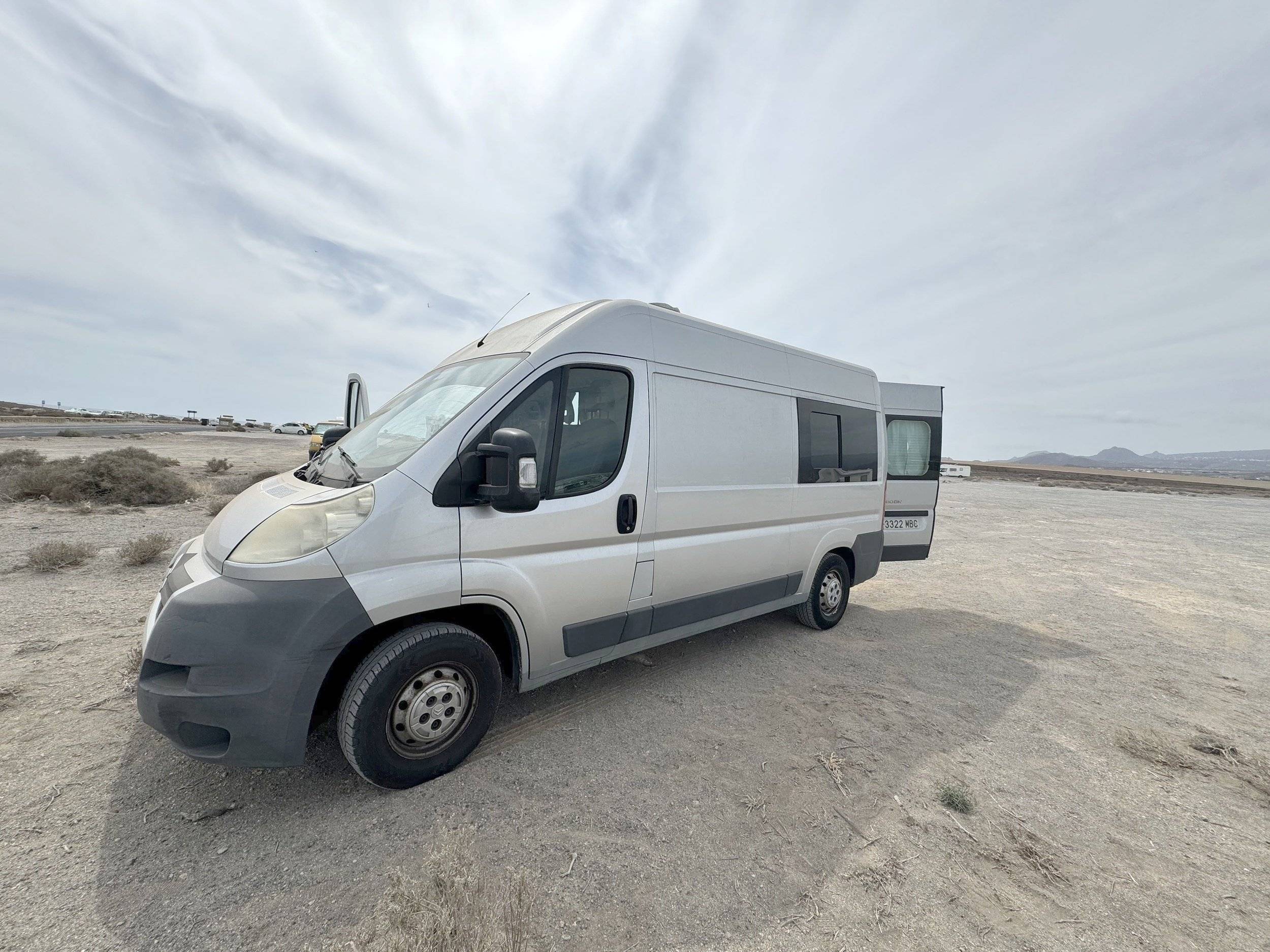 Front view from 3/4 Citroën Jumper 2,2 l 110 ch - Yescapa
