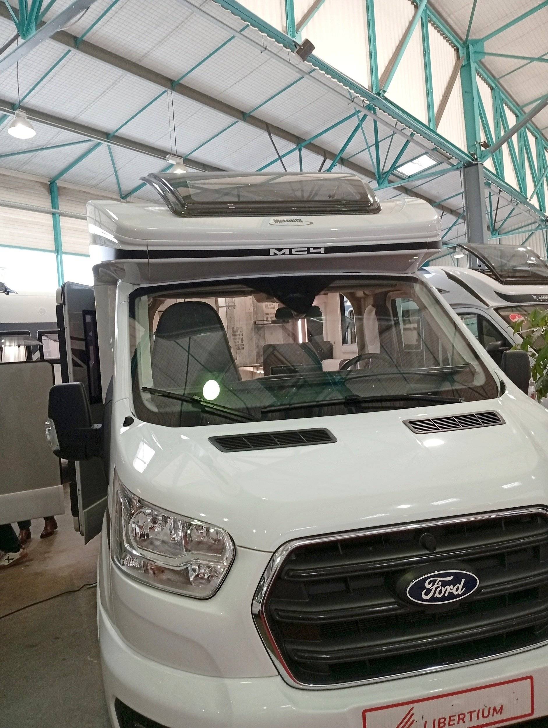 Vista frontale a ¾ Ford ford transit - Yescapa