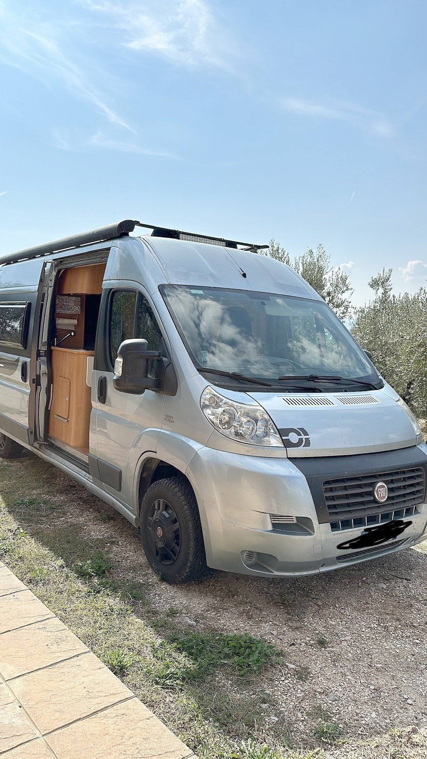 Vue avant de 3/4 Fiat Ducato 2,2 l 120 ch - Yescapa