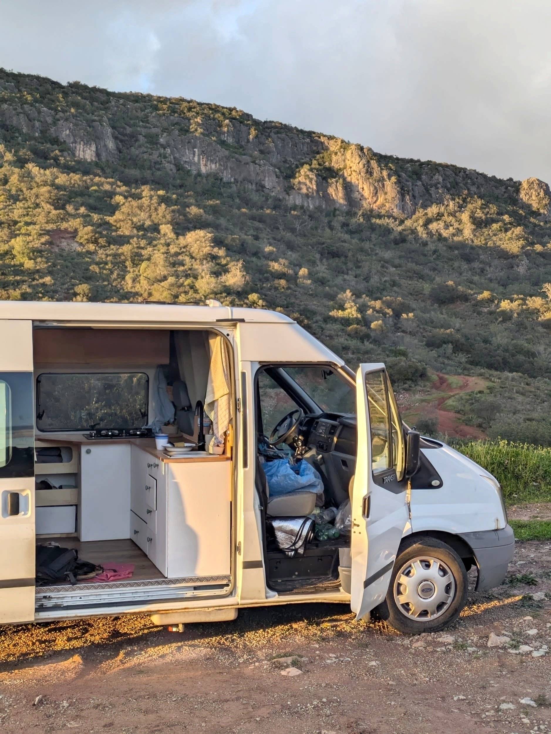 Vue avant de 3/4 Ford Transit - Yescapa