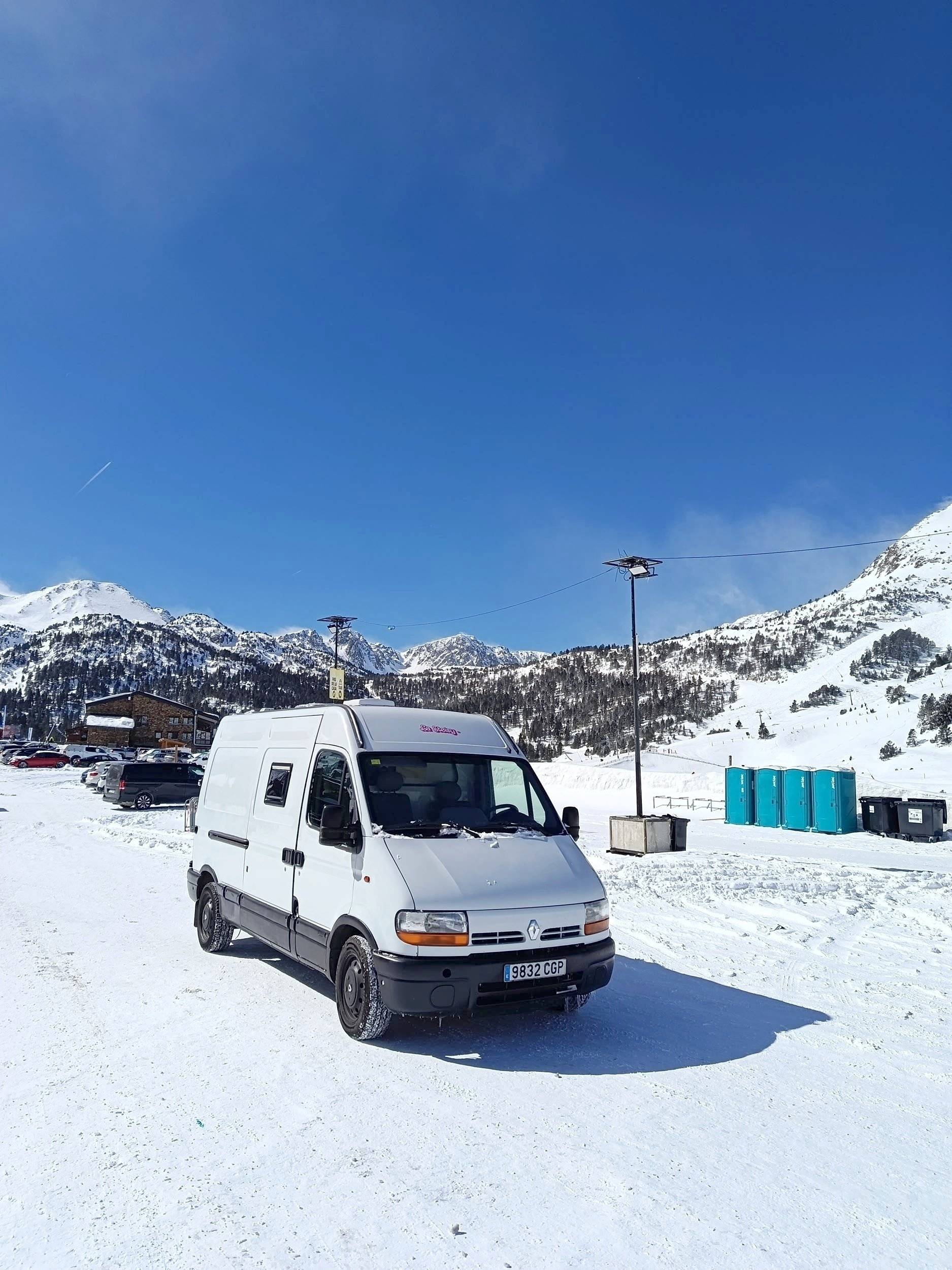 schräge Vorderansicht Renault Master 2,5 l dCi 120 ch. - Yescapa