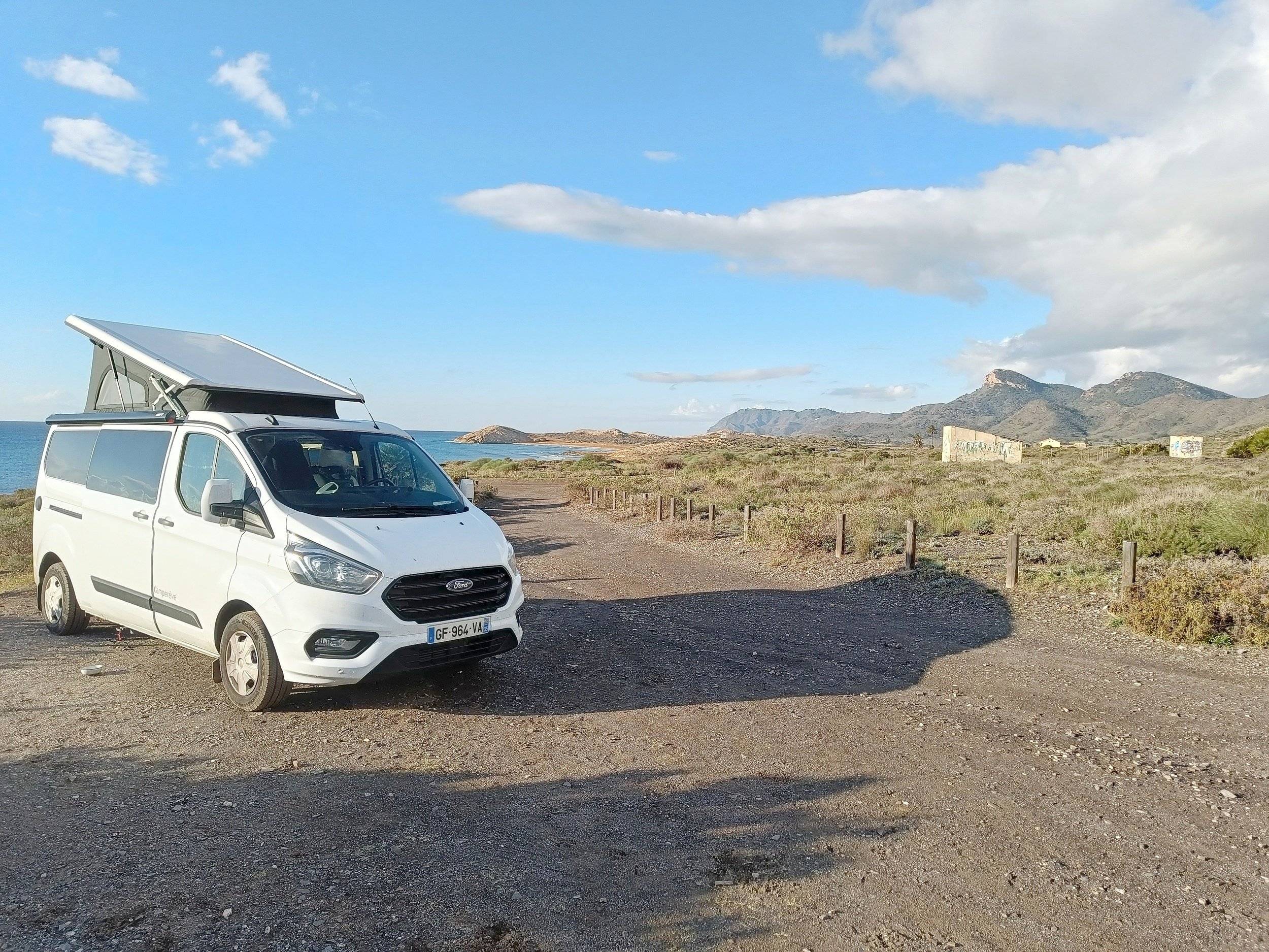 Front view from 3/4 Ford FORD TRANSIT - Yescapa