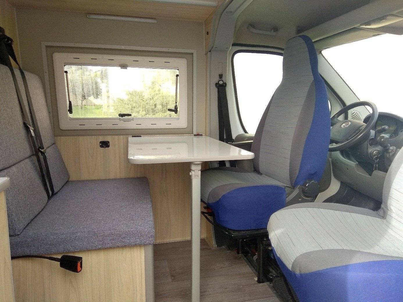 Área de jantar Fiat Ducato 120 Multijet - Yescapa