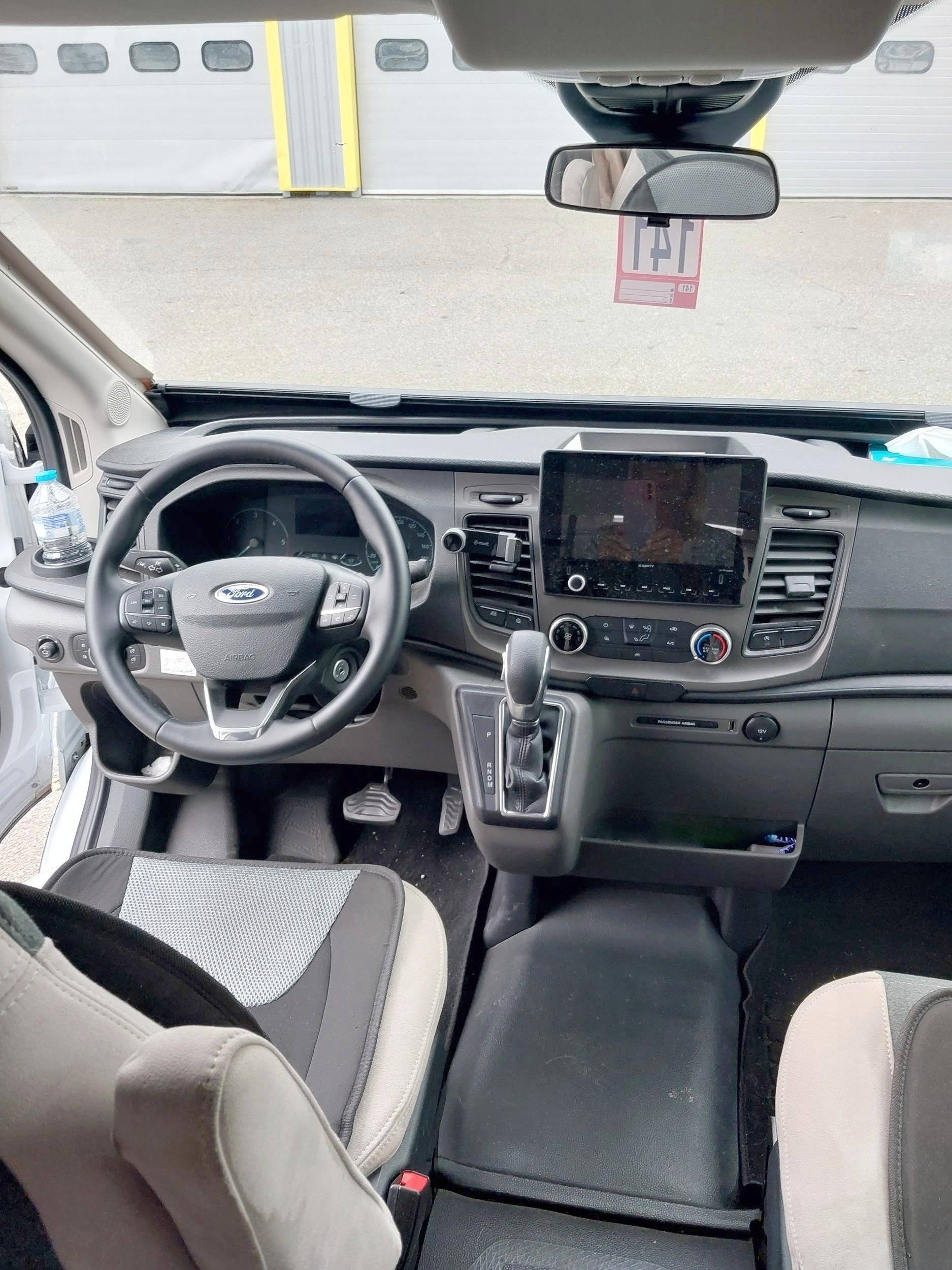 Driver's compartment Ford Titanium - Yescapa