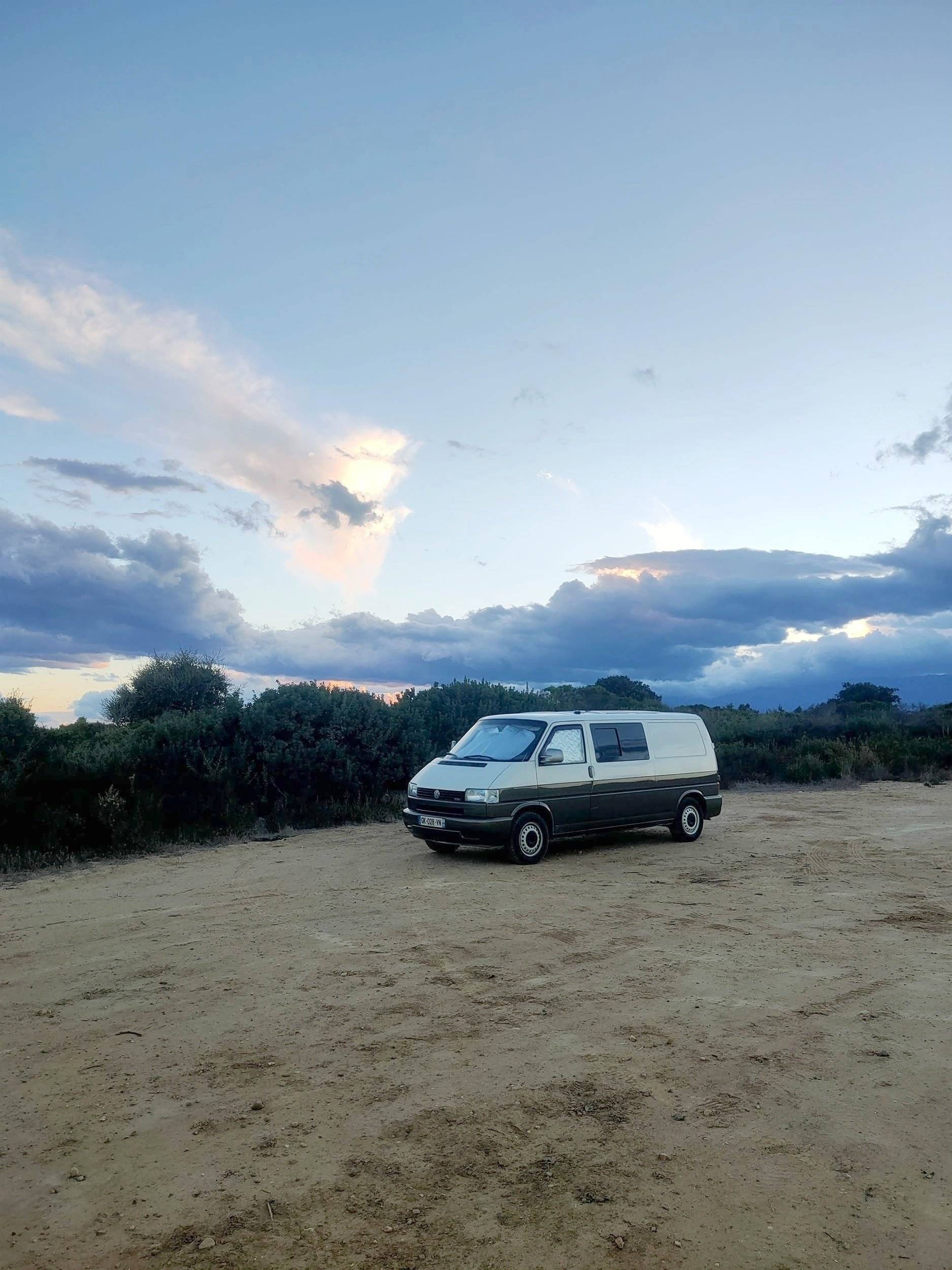 Front view from 3/4 Volkswagen Transporter t4 - Yescapa