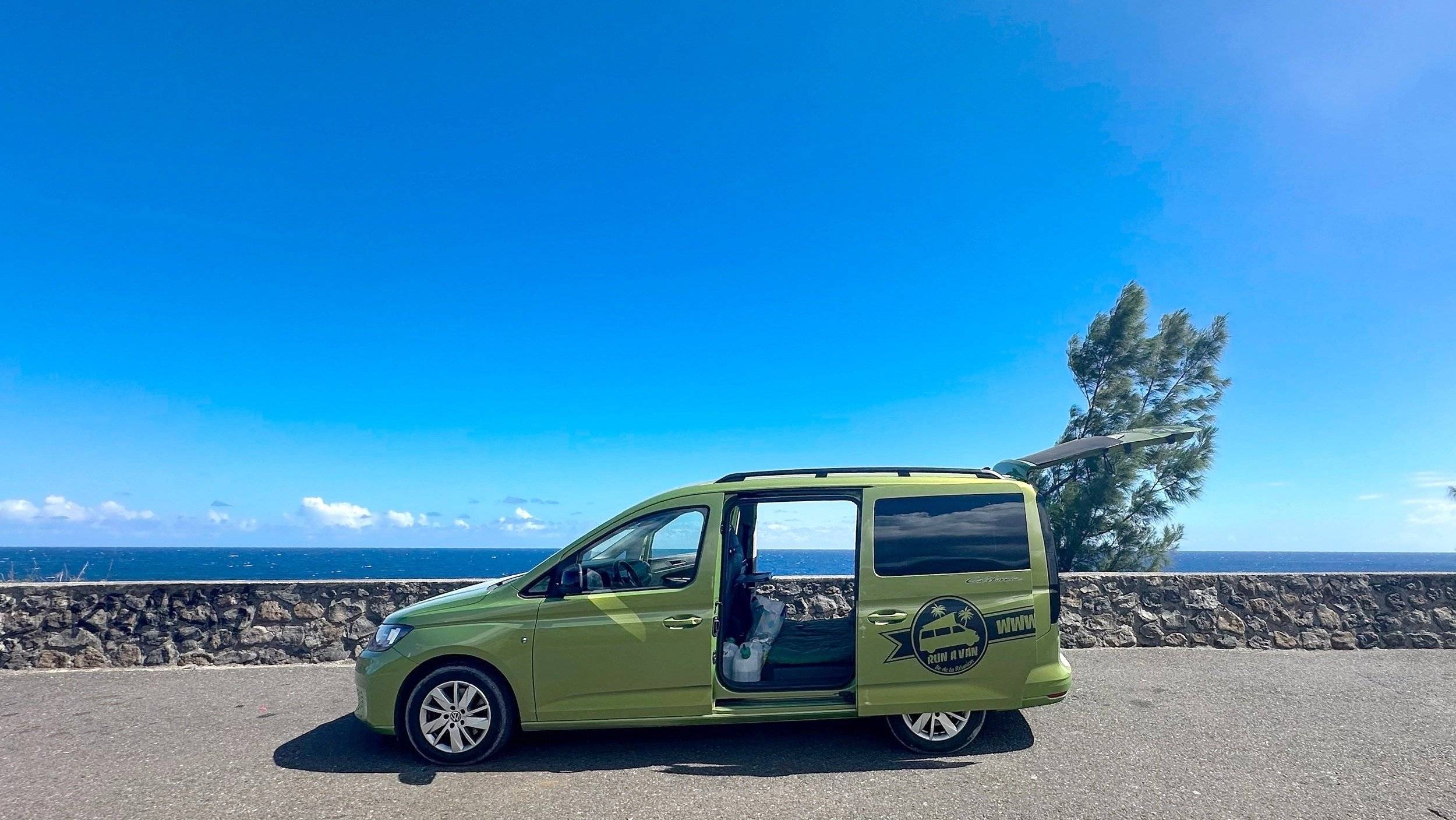 schräge Vorderansicht Volkswagen Caddy - Yescapa