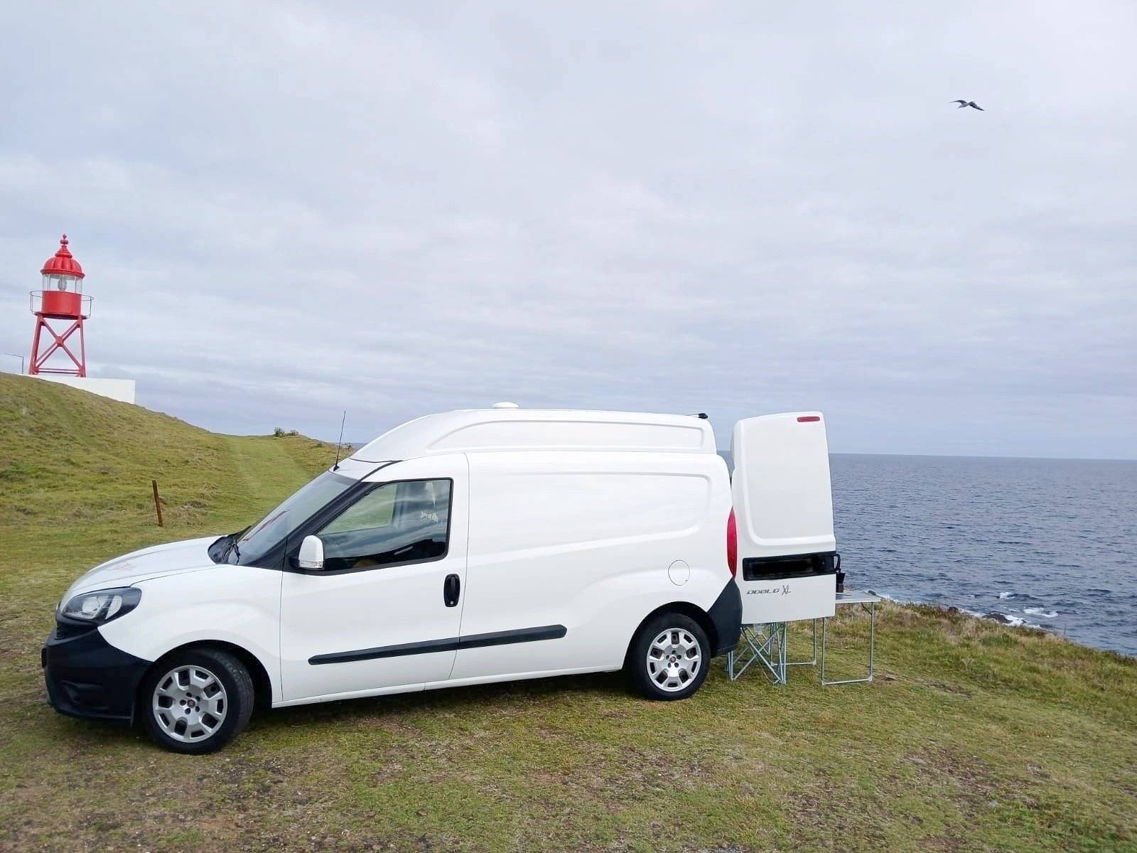 Vista del vehículo ángulo delantero Fiat Doblo Cargo maxi 1,6l 105 ch - Yescapa