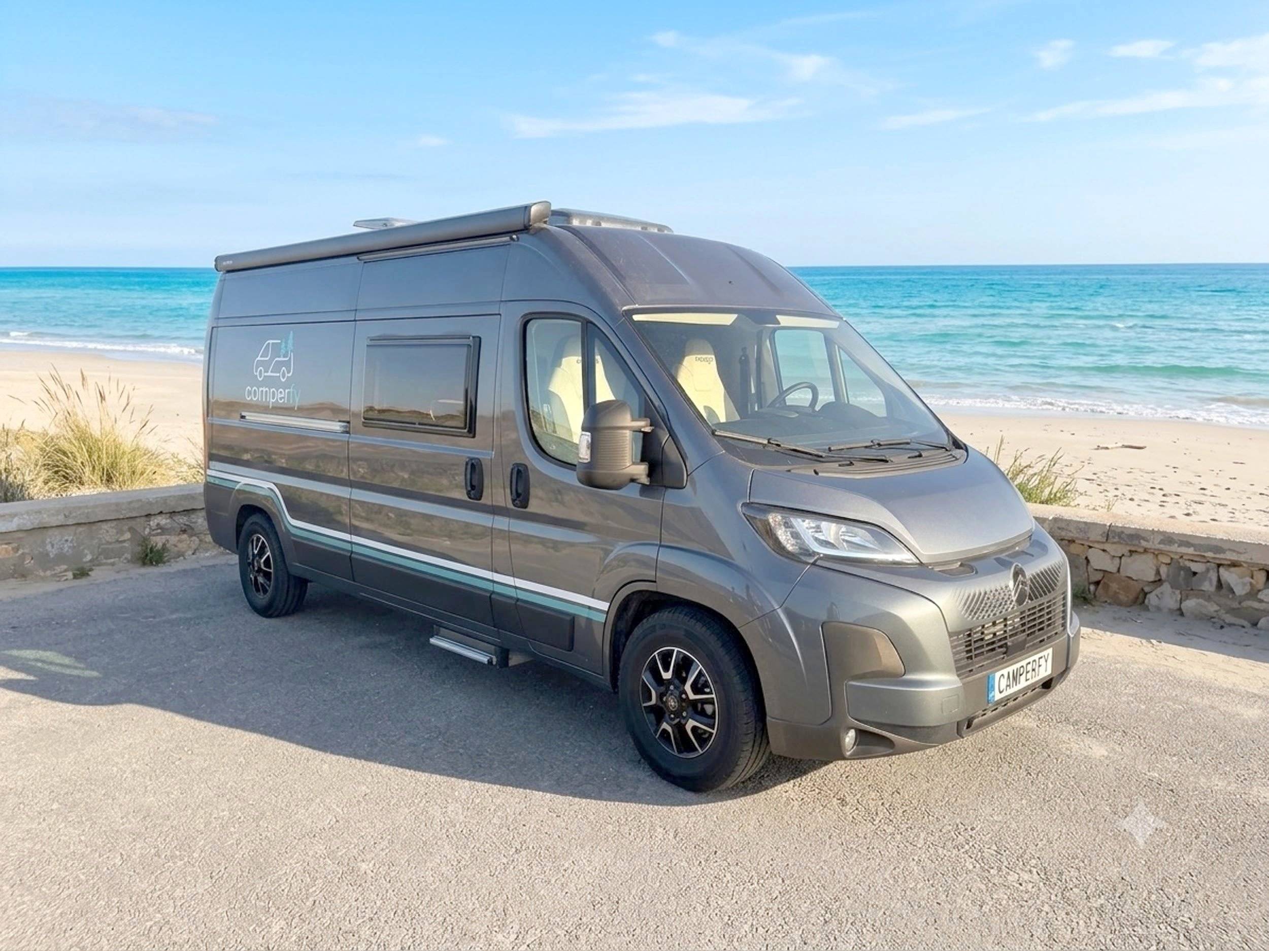 schräge Vorderansicht Citroën Jumper 2,2 l 140 ch - Yescapa